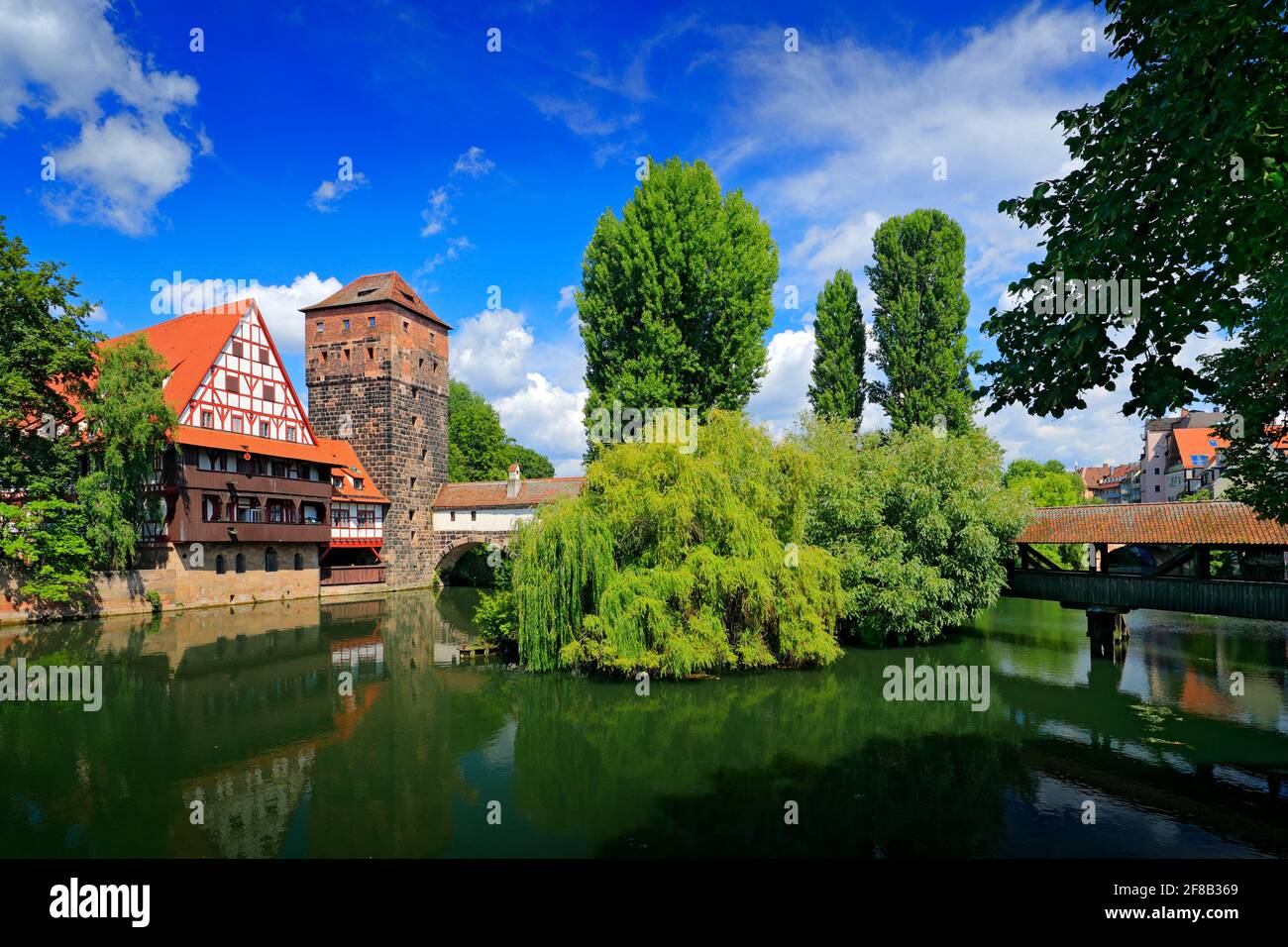 Sommeransicht der deutschen traditionellen mittelalterlichen Fachwerkarchitektur der Altstadt und der Brücke über die Pegnitz in Nürnberg, Deutschland. Stadt mit Blau Stockfoto