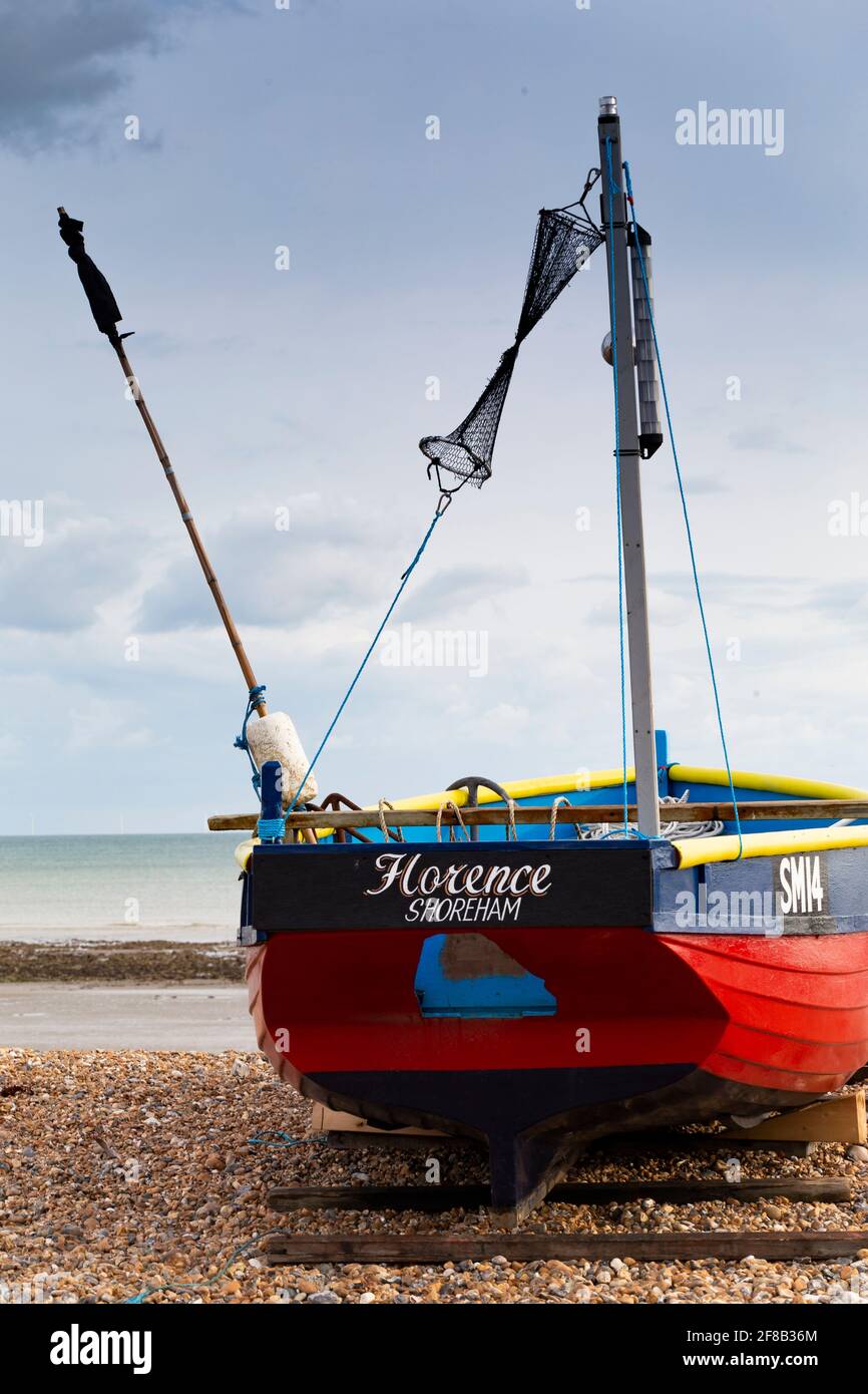 Ein kleines Fischerboot sitzt am Strand und wartet darauf Die nächste Flut Stockfoto