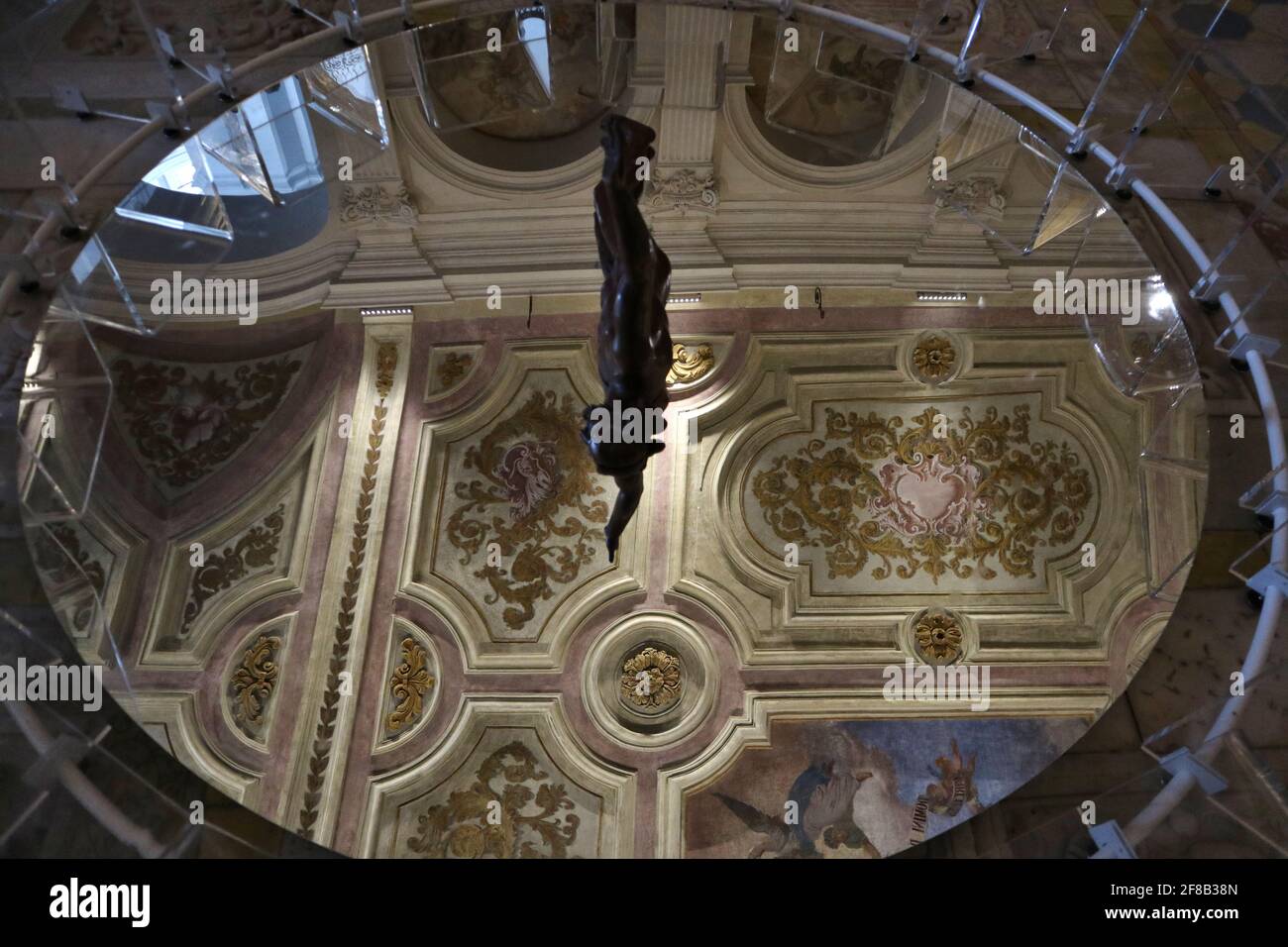 Napoli - Specchio circolare sul pavimento della cripta della Basilica Di Santa Maria alla Sanità Stockfoto