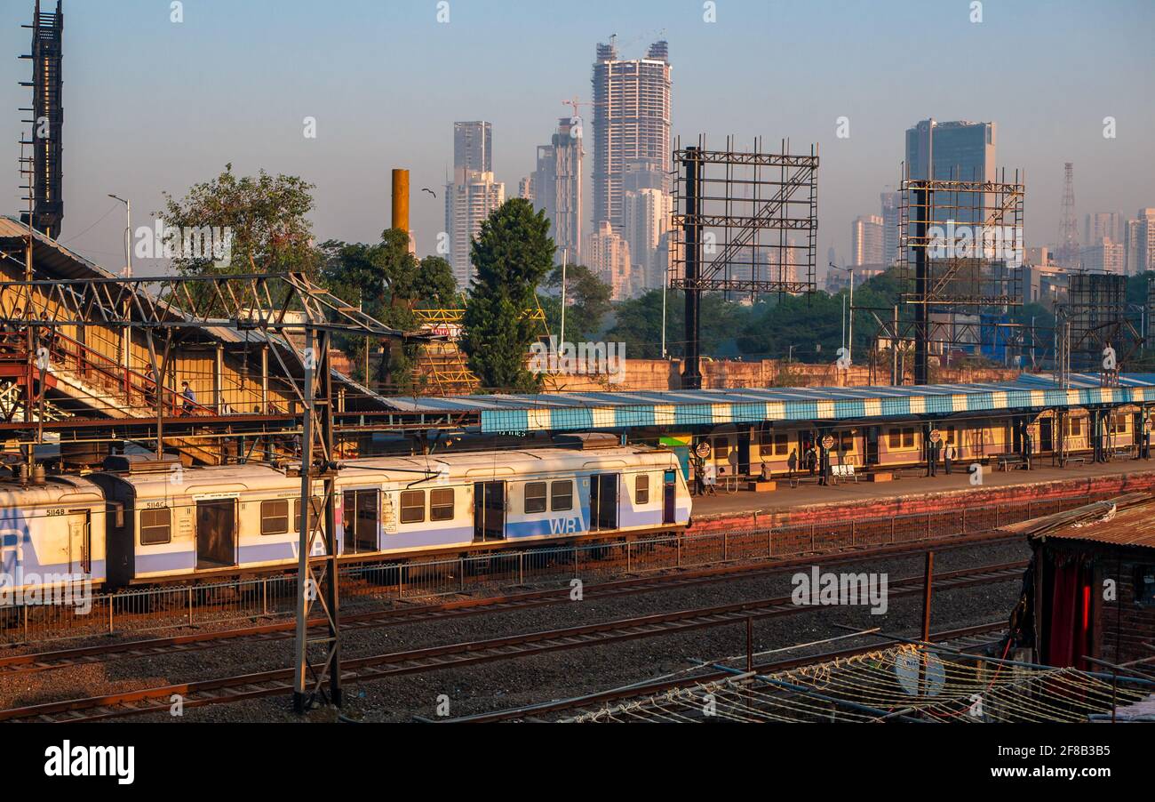 MUMBAI, INDIEN - 29. Dezember 2021: Nahverkehr in Mumbai, eines der verkehrsreichsten Pendlerbahnsysteme der Welt, das von der Covide 19-Pandemie betroffen ist Stockfoto