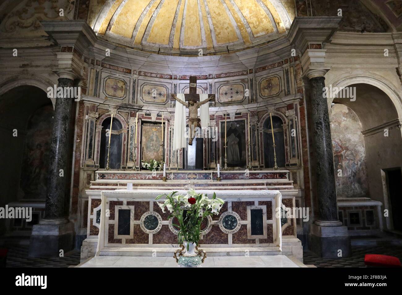 Napoli - Altare della cripta della Basilica di Santa Maria Alla Sanità Stockfoto