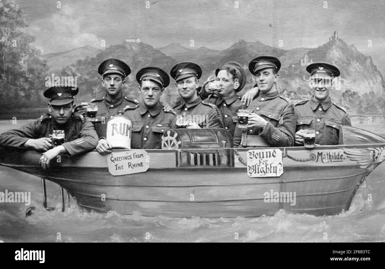 Vintage humorvolles Foto von Soldaten auf dem Rhein nach dem Ersten Weltkrieg. Stockfoto