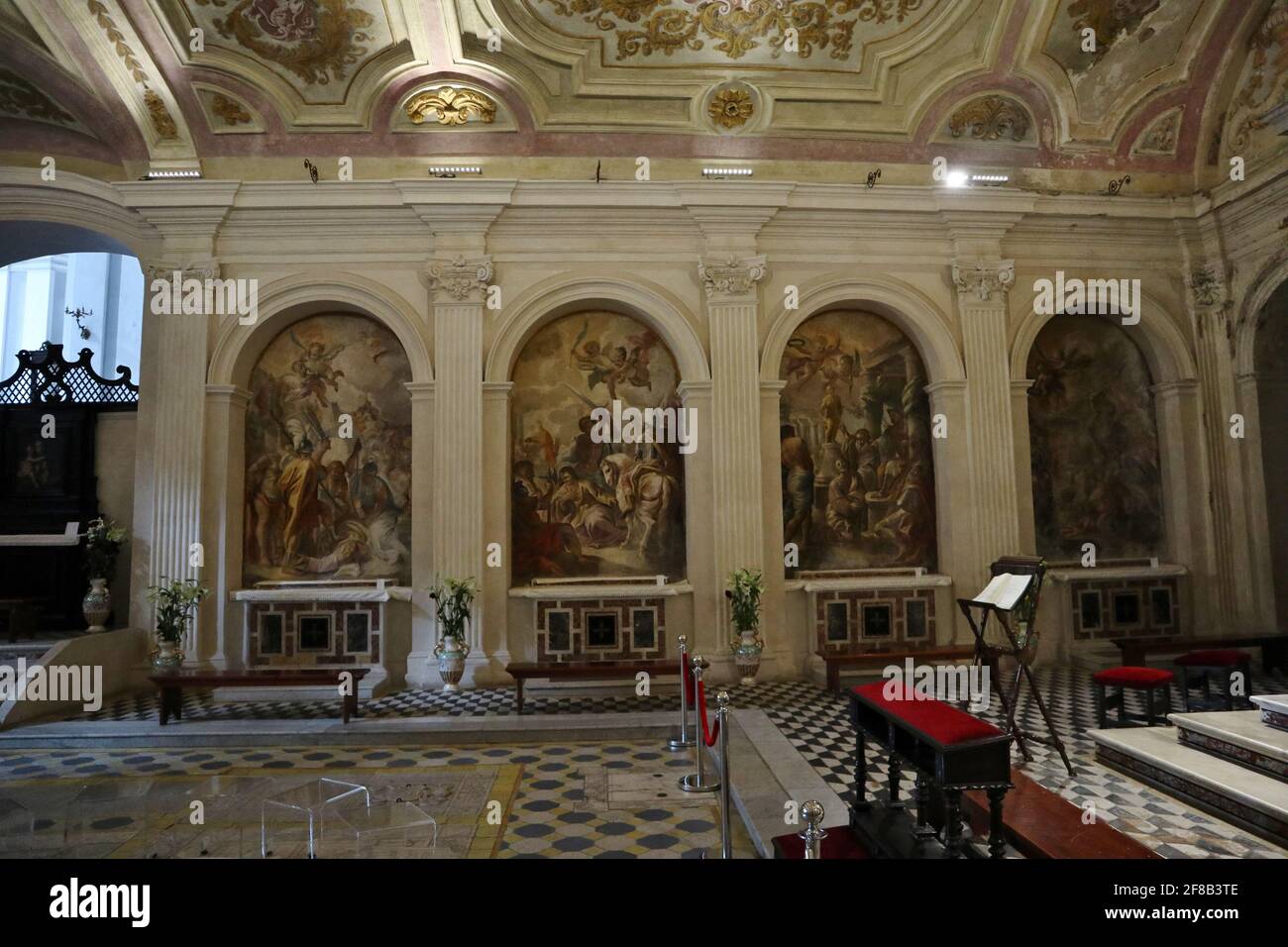 Napoli Nicchie affrescate nella cripta della Basilica di Santa Maria