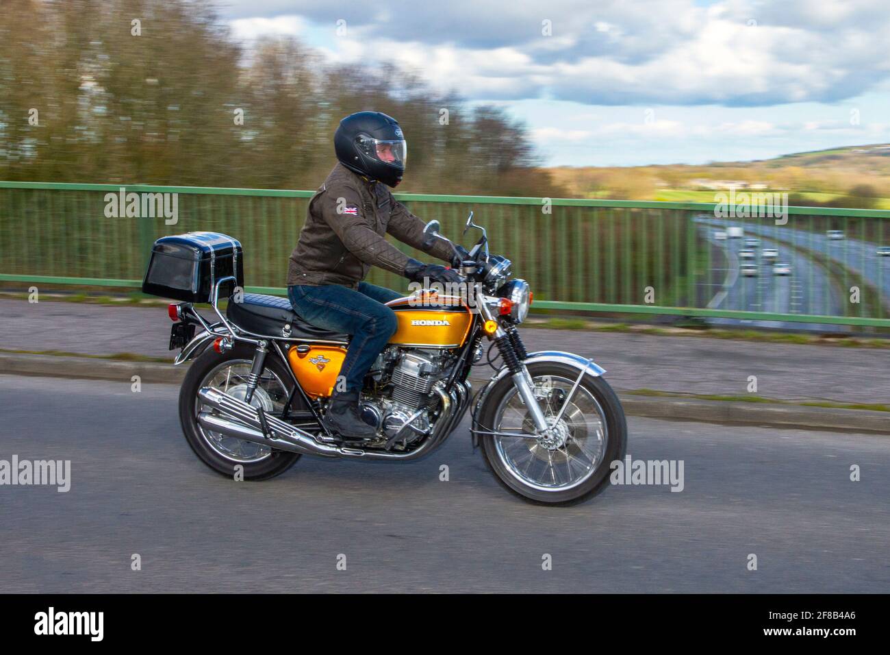 1972 70er Jahre Gold Honda 736 ccm; Motorradfahrer; zweirädriger Transport, Motorräder, Fahrzeug auf britischen Straßen, Motorräder, Motorradfahrer fahren in Manchester, Großbritannien Stockfoto