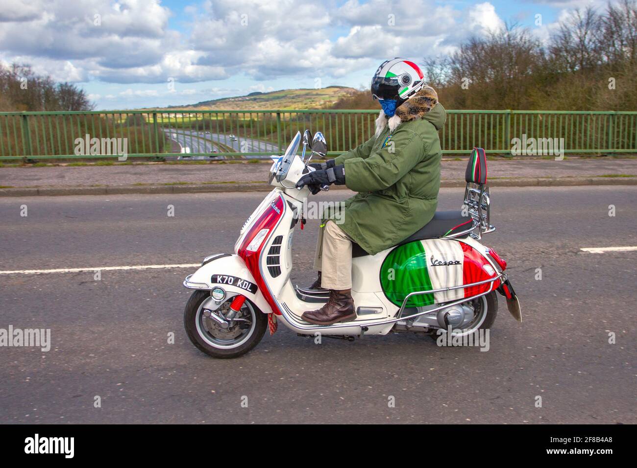 2017 Piaggio Vespa GTS Super Abs 278cc Roller; Motorradfahrer; zweirädriger Transport, Motorräder, Fahrzeug auf britischen Straßen, Motorräder, Motorradfahrer fahren in Manchester, Großbritannien Stockfoto