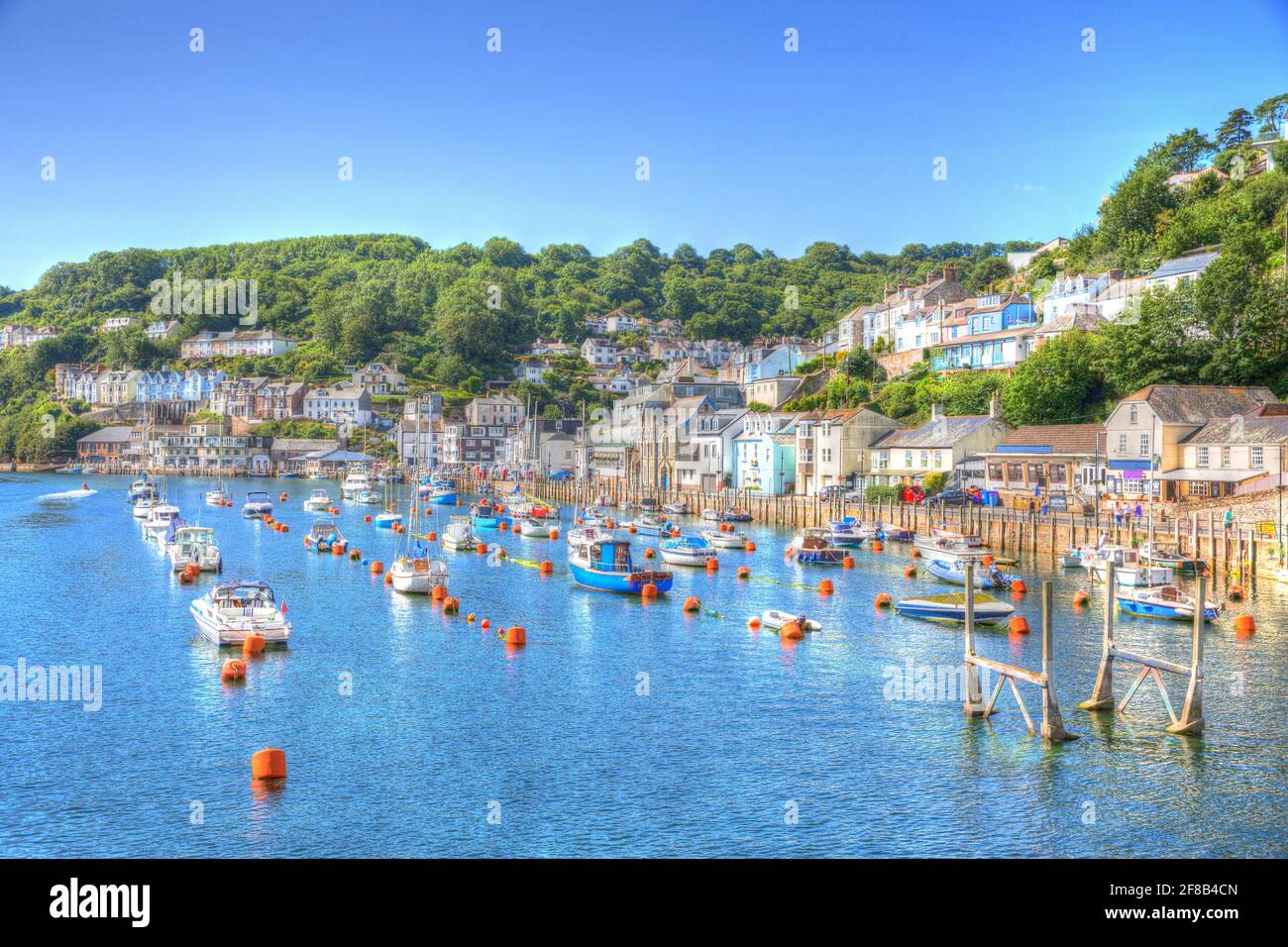 Looe Cornwall UK Hafen mit Booten beliebtes Touristenziel Cornish Farbenfrohes HDR Stockfoto