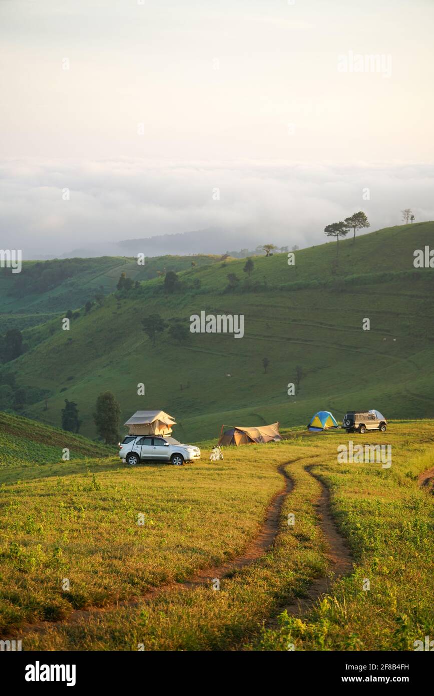 Camping in einem schönen Ort am Berg Stockfoto