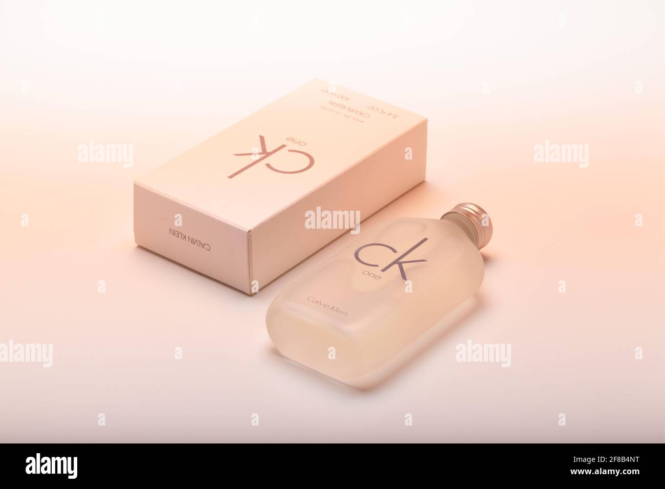 Prag, Tschechische Republik - 24. Januar 2021: Ikonische Flasche CK One Eau De Toilette Calvin Klein. Stockfoto