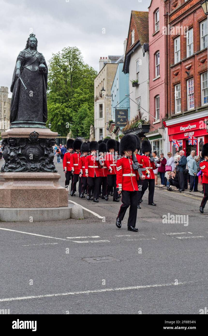 Die Parade der Wachablösung, High Street, Windsor, Bekshire, Großbritannien; Statue der Königin Victoria auf der linken Seite. Stockfoto