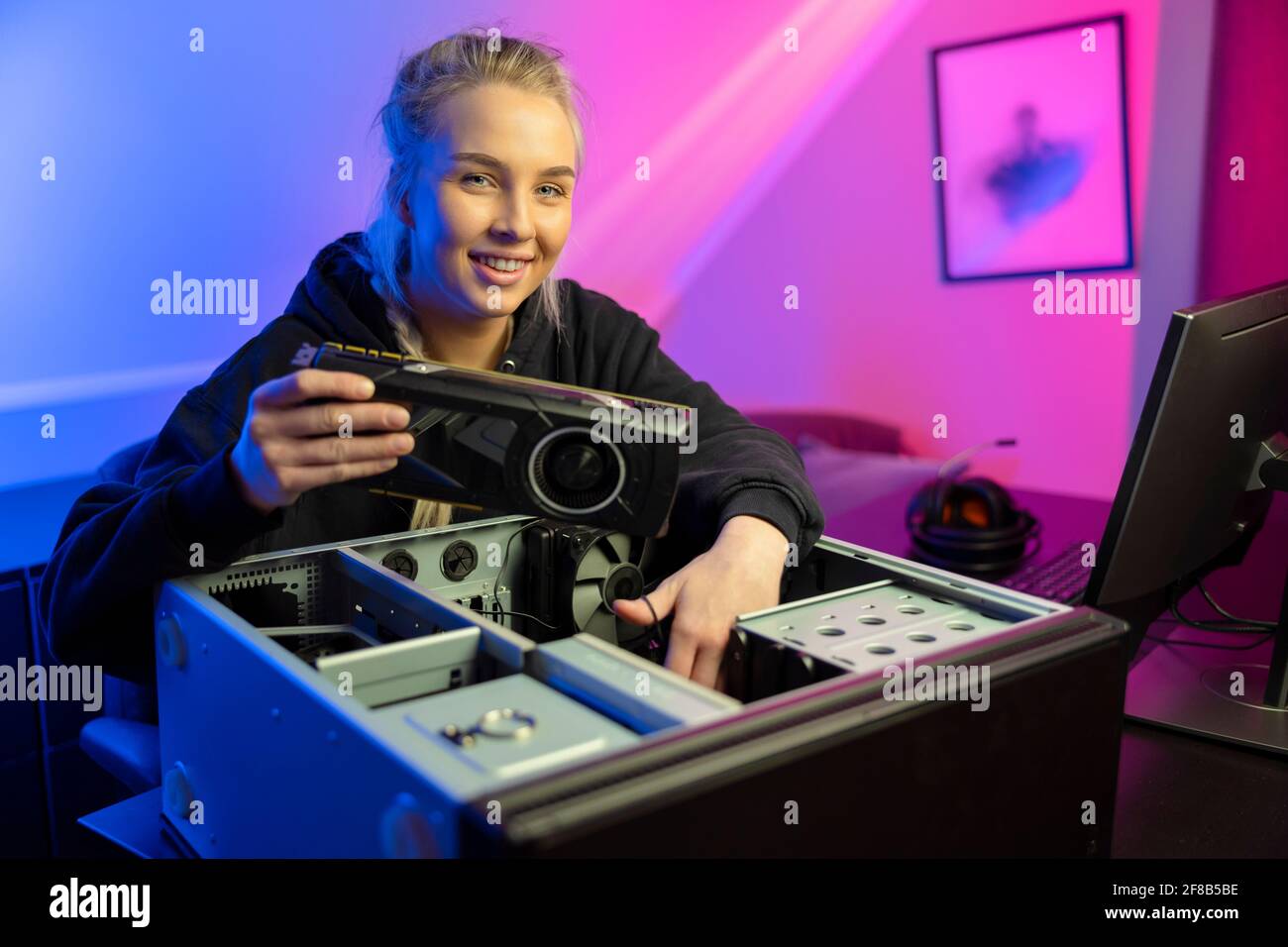 Smiling E-Sport Gamer Girl Installieren einer neuen GPU-Grafikkarte in Ihr Gaming-PC Stockfoto
