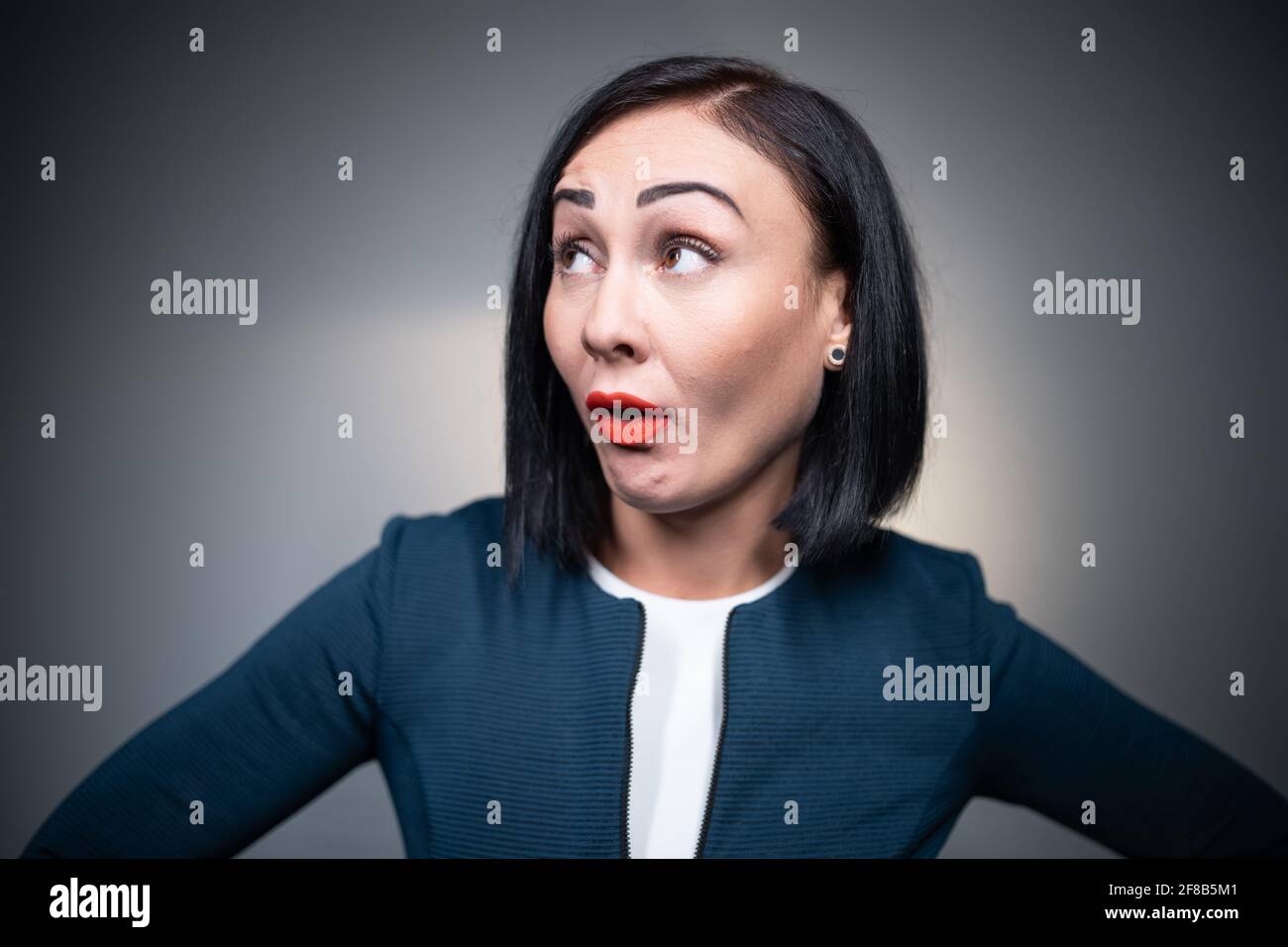 studio Schuss von Brünette weiblich hat Aggression und Ekel Stockfoto