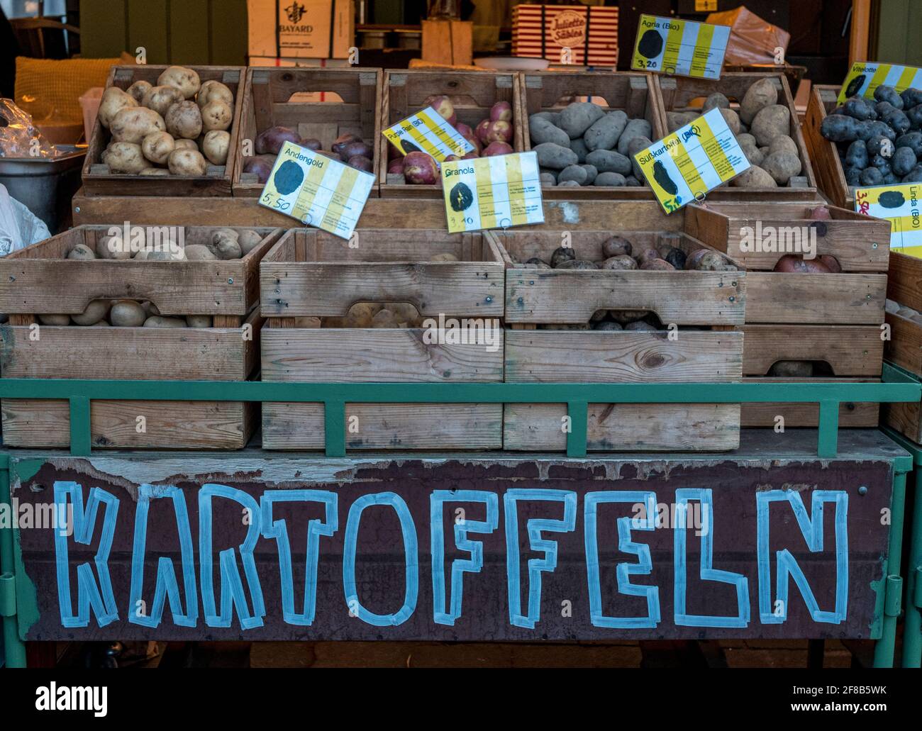 Stand mit Kartoffeln auf dem Viktualienmarkt in München, Bayern, Deutschland, Europa Stockfoto