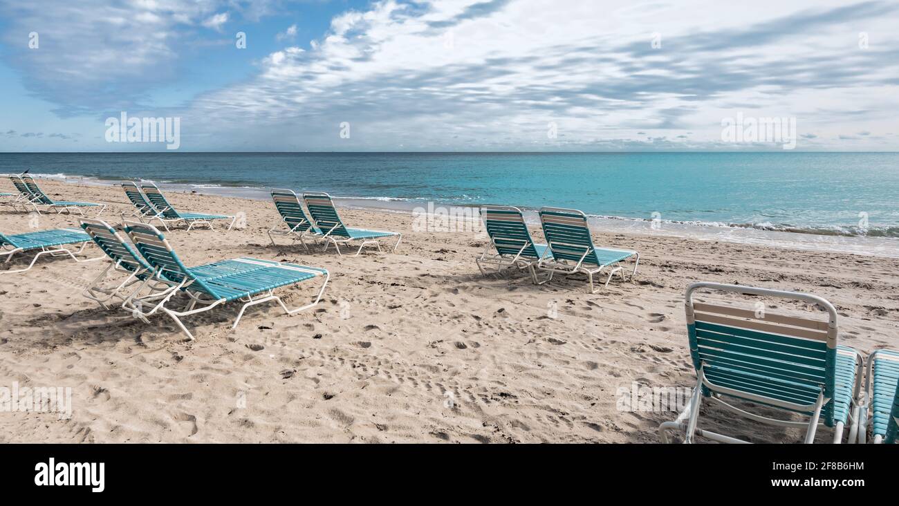 Strandliegen am Strand in Florida. Stockfoto