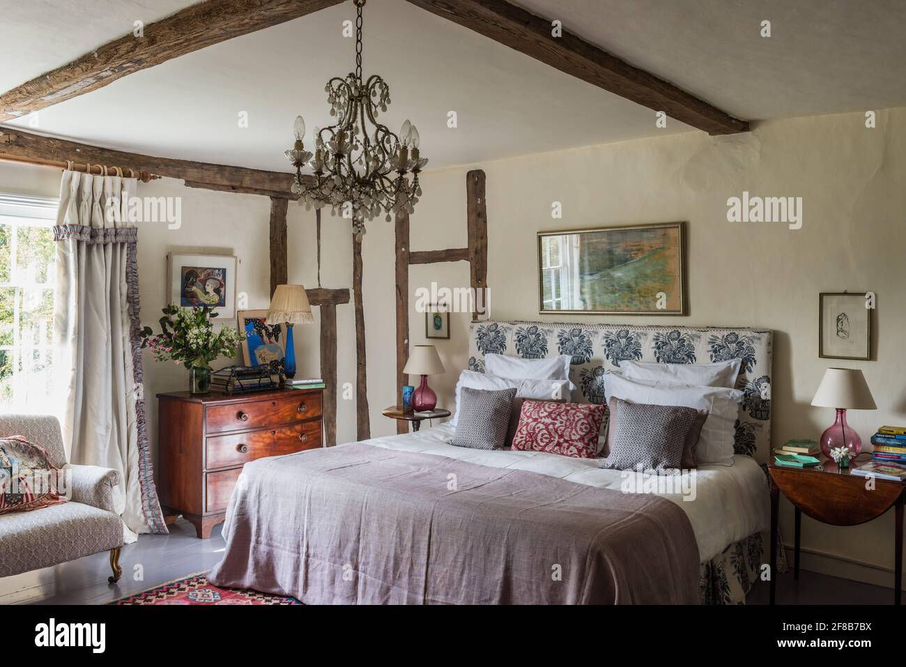 Ruhige Samtbeete im Schlafzimmer 'Ivory' des Grade-II-gelisteten Suffolk Bauernhaus Stockfoto