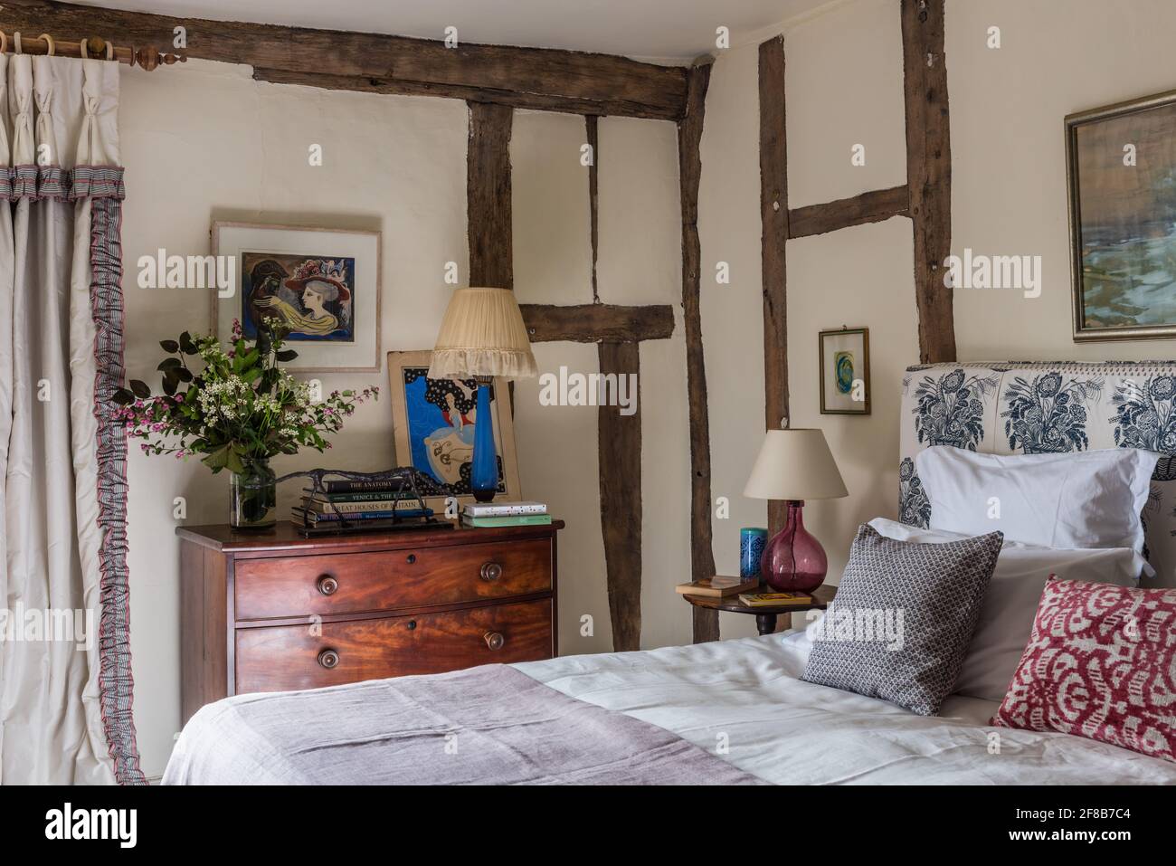 Ruhige Samtbeete im Schlafzimmer 'Ivory' des Grade-II-gelisteten Suffolk Bauernhaus Stockfoto