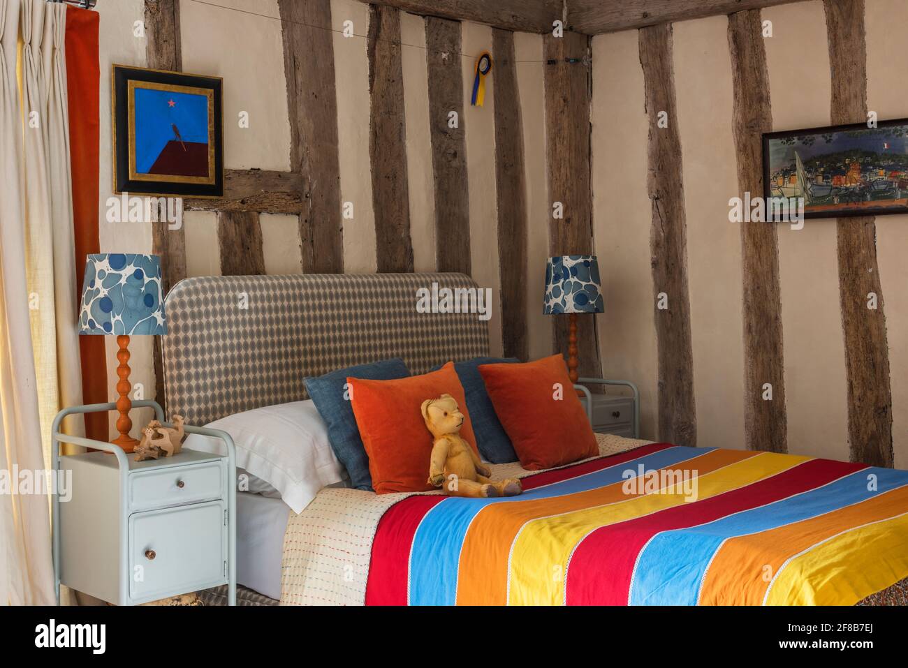 Gestreifter Wurf im Jungen-Zimmer des Grade-II-gelisteten Suffolk Bauernhaus Stockfoto