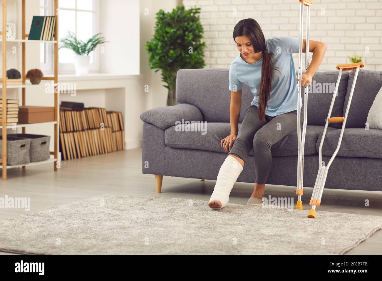 Bein gips frau krücken -Fotos und -Bildmaterial in hoher Auflösung – Alamy