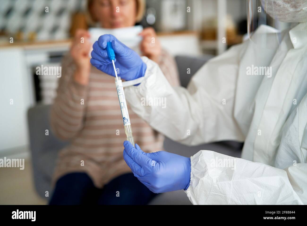 Nahaufnahme des Rachenabstrichtests für den COVID-19-Test Stockfoto