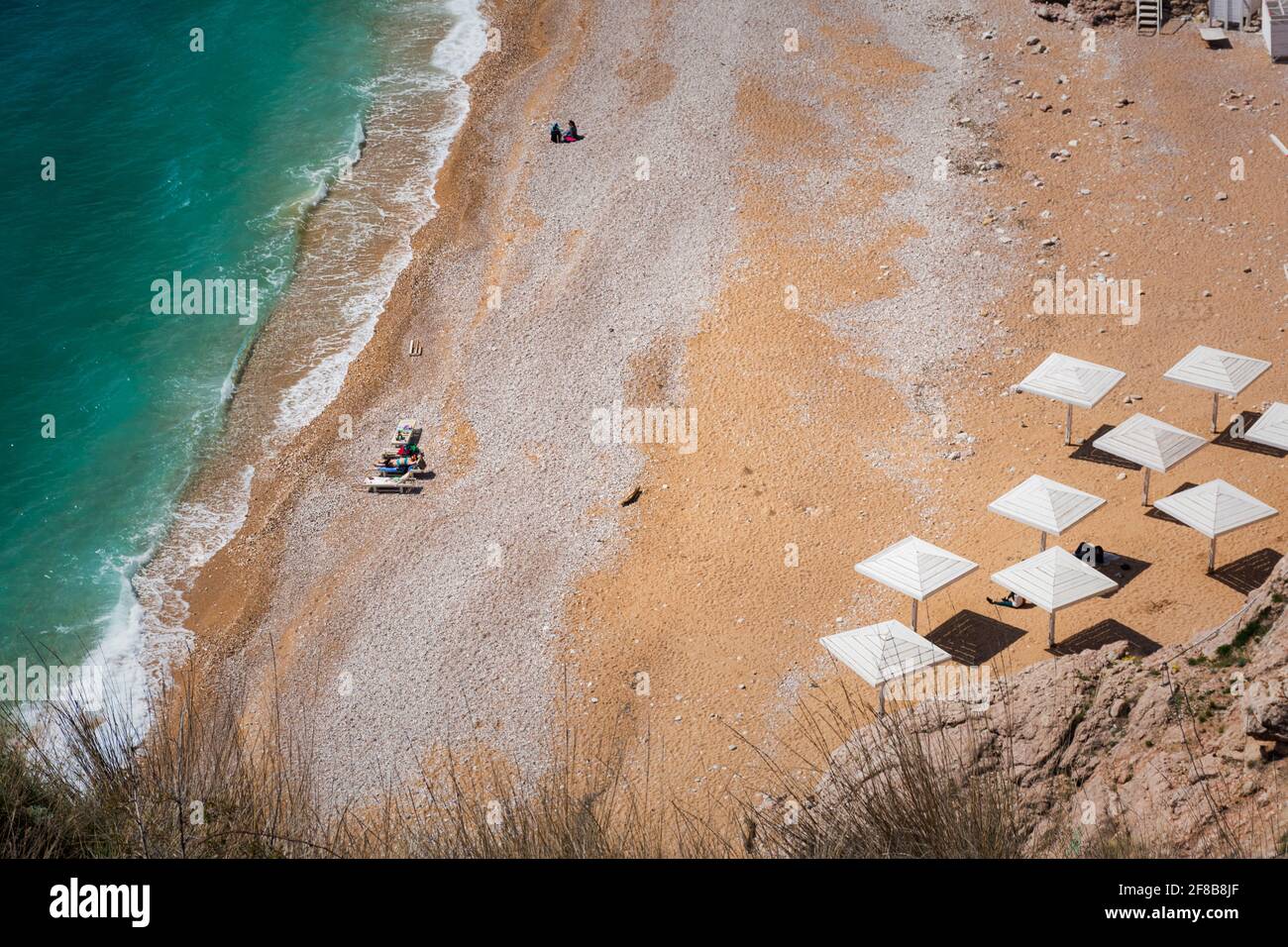 Wassili Balaklava Beach Krim 04. April 2020. Blick von oben auf die unerkennbaren Menschen, den Strand und das wunderschöne türkisfarbene Meer. Das Konzept von approac Stockfoto