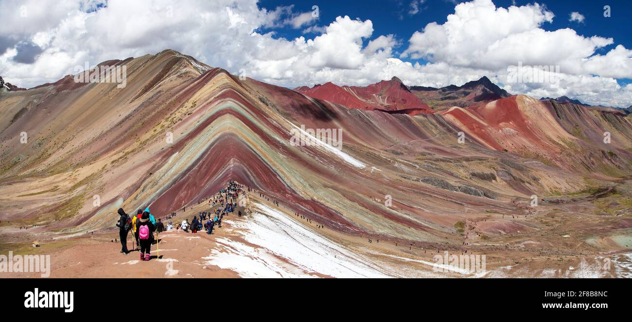 Regenbogengebirge oder Vinicunca Montana de Siete Colores mit Menschen, Cuzco Region in Peru, peruanische Anden, Panoramablick Stockfoto