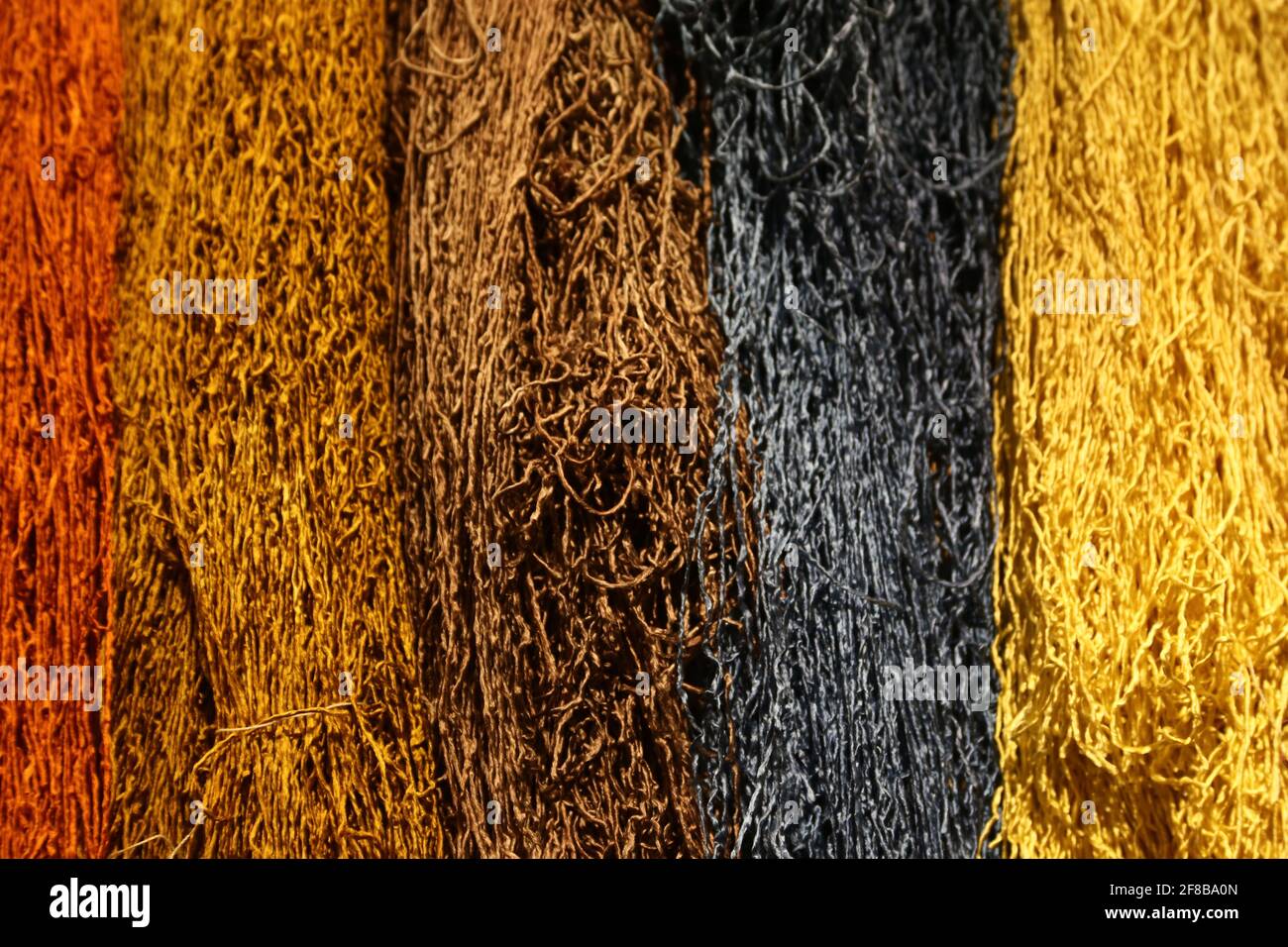 Auf dem Basar in Istanbul wird Wolle in vielen Farben angeboten. Stockfoto