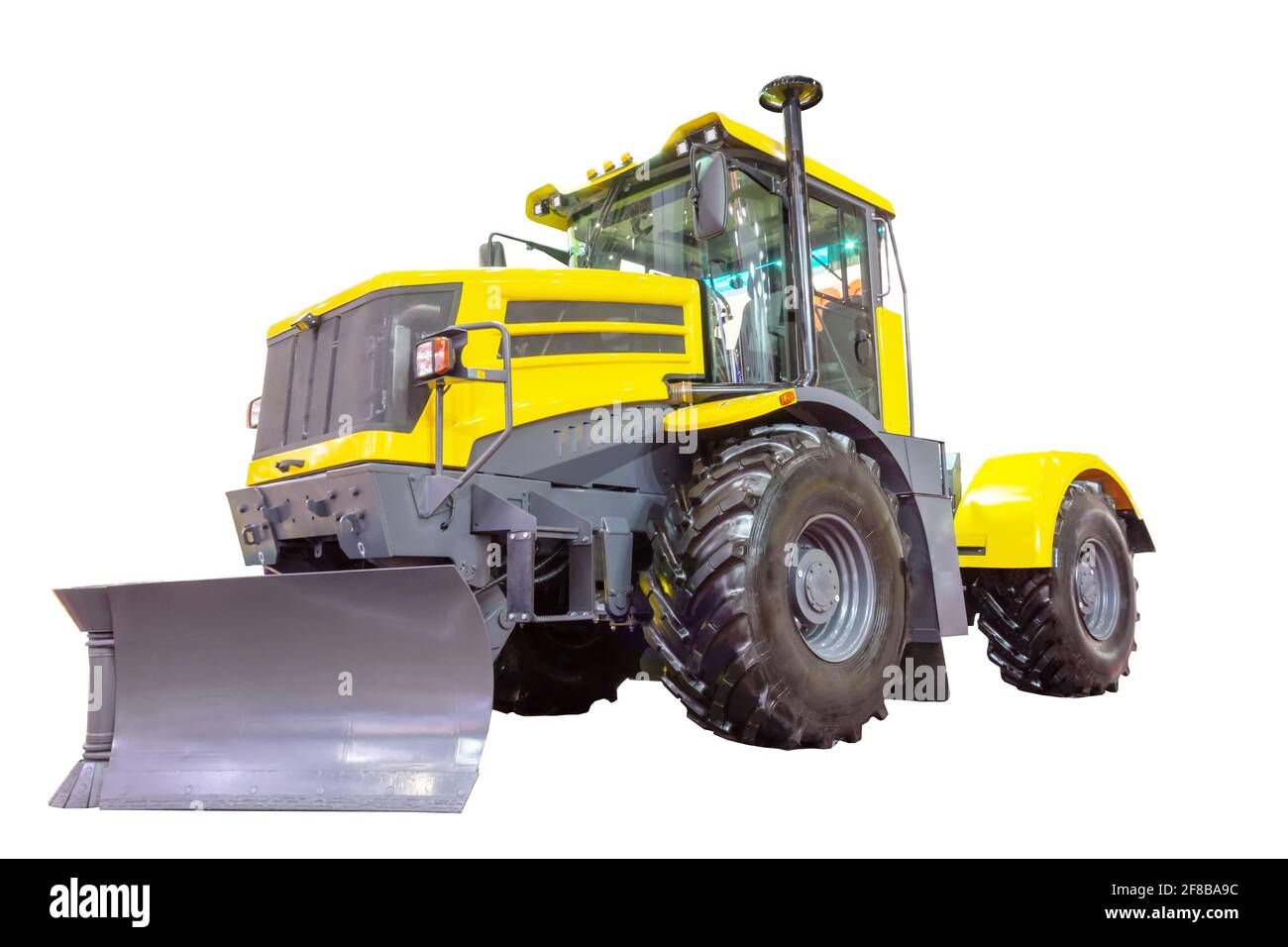 Großer Traktor auf Gummireifen Räder mit Schaufel vorne Isoliert auf weißem Hintergrund Stockfoto
