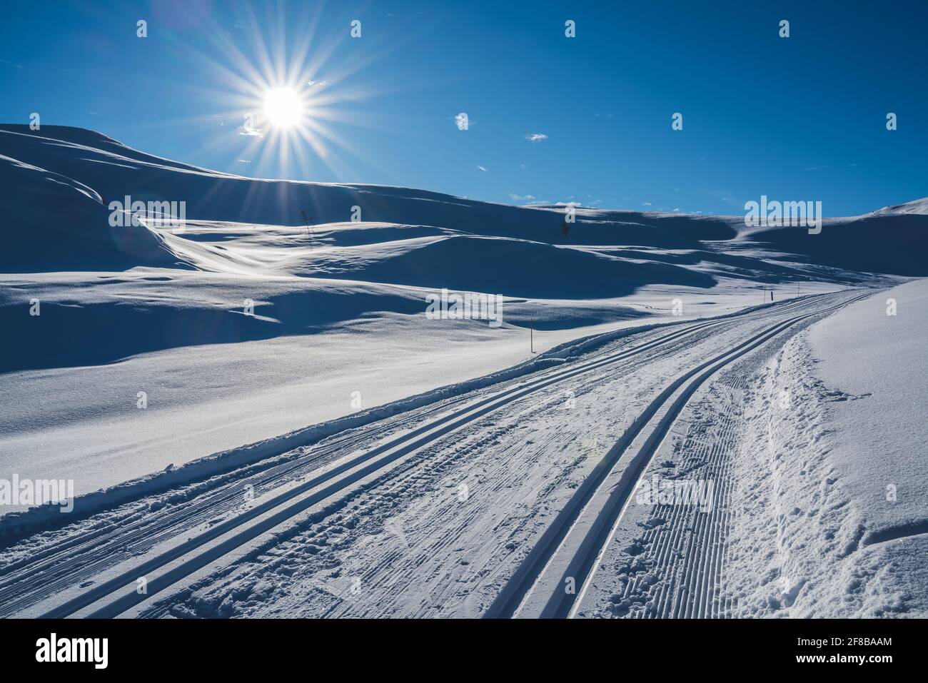 Langlaufloipen in nordischem Bergland. Stockfoto