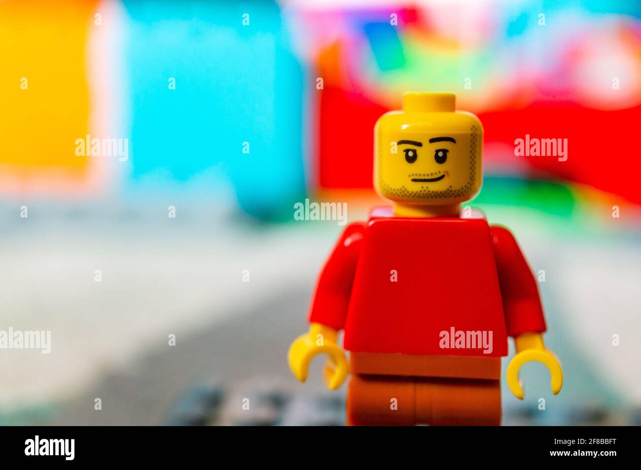POZNAN, POLEN - 27. März 2021: LEGO-Mann-Figur mit roter Kleidung im weichen Fokus-Hintergrund. Stockfoto