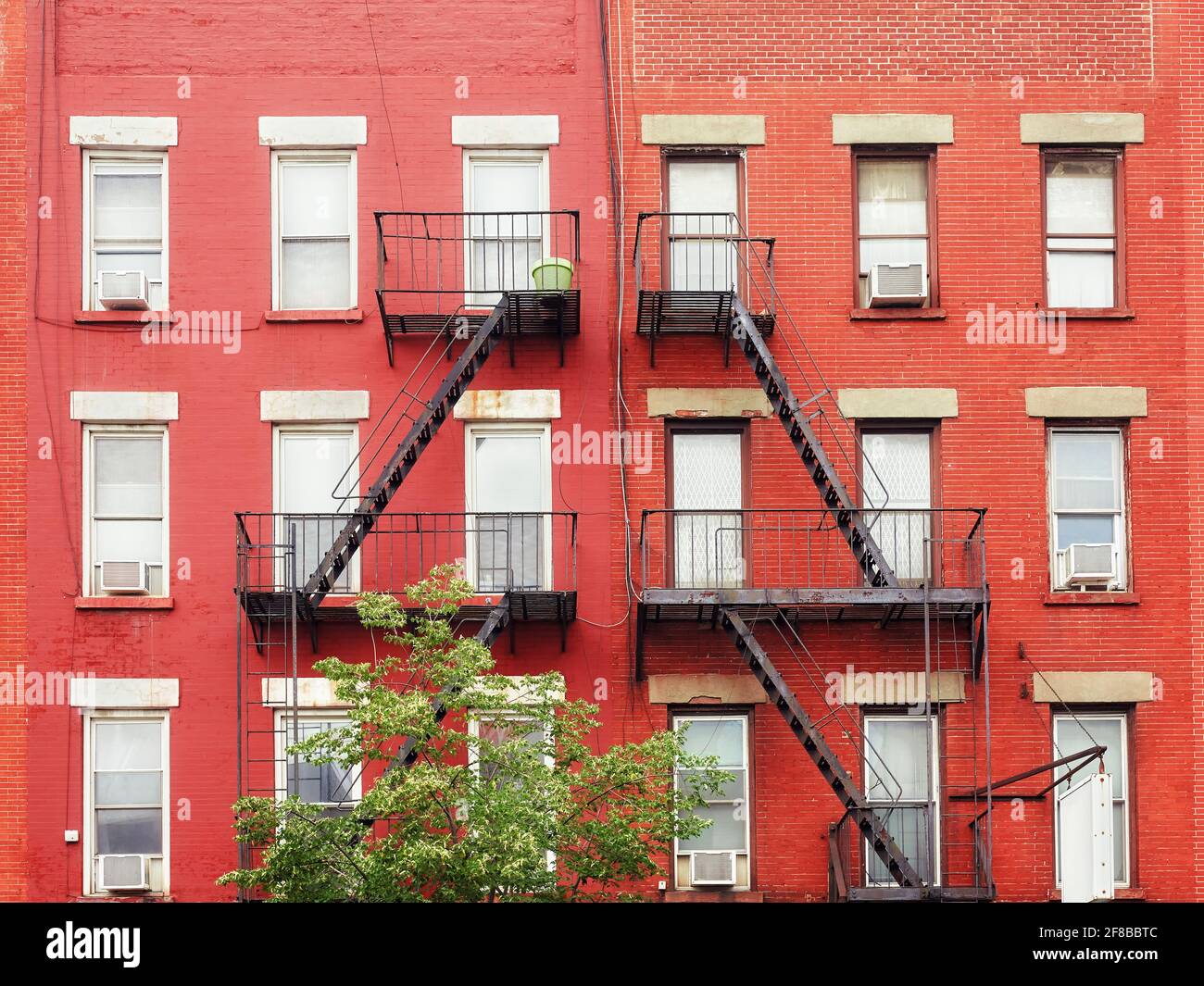 Alte rote Backsteingebäude mit eisernen Feuertreppen, New York City, USA. Stockfoto