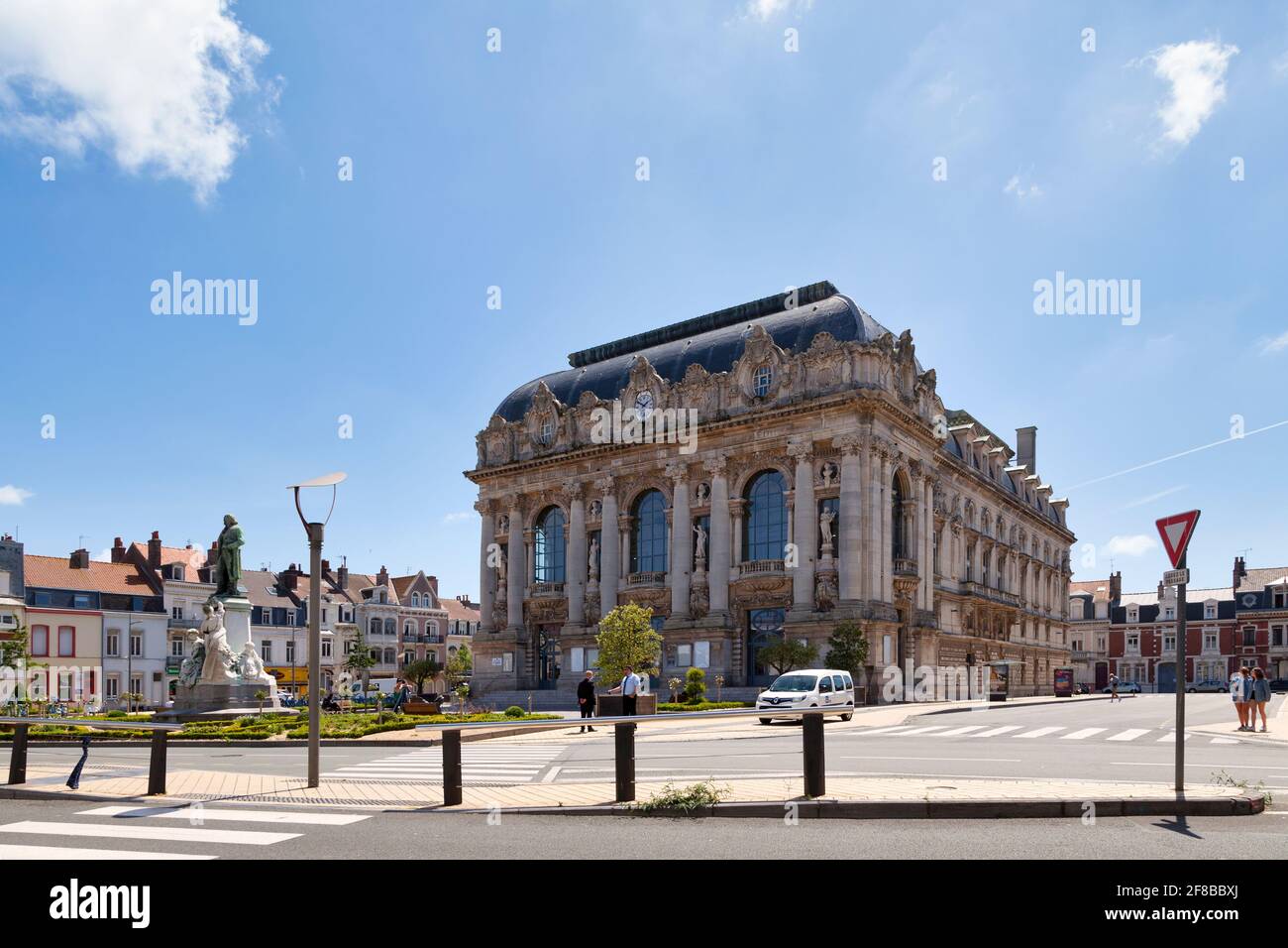Calais, Frankreich - Juni 22 2020: Das große Theater von Calais wurde 1905 für die Fusion der Städte Calais und Saint-Pierre-lès-Calais eingeweiht Stockfoto