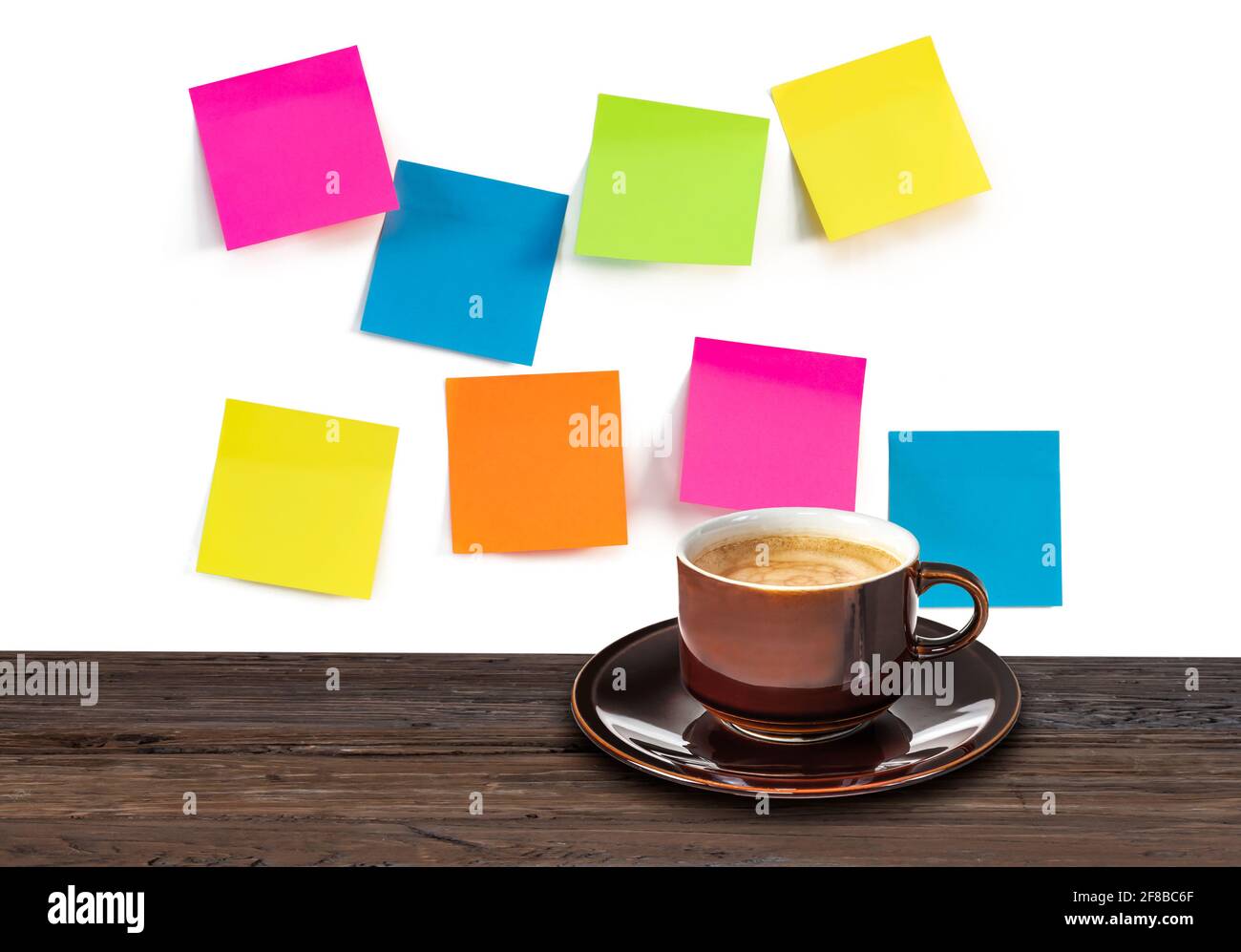 Brainstorming-, Innovations- und Inspirationskonzept mit bunten Klebezetteln und einer Tasse Kaffee auf weißem Hintergrund Stockfoto