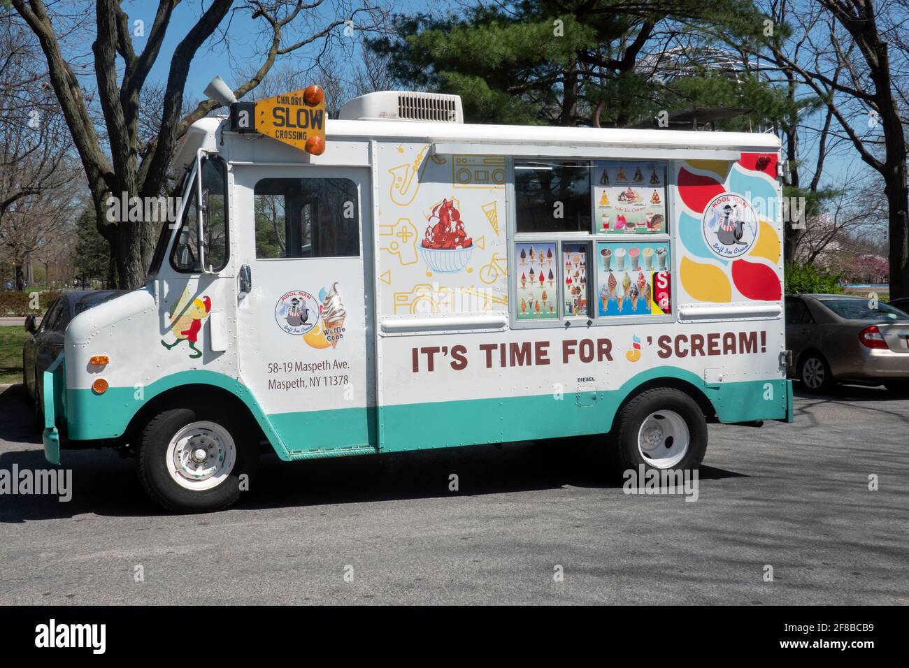 Der Kool man Soft Ice Cream Truck parkte auf einem Parkplatz im Flushing Meadows Corona Park in Queens, New York City. Stockfoto