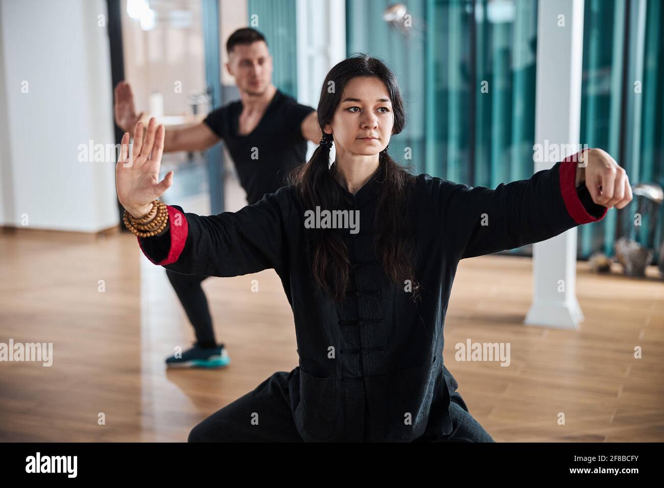 Meister der Kampfkunst, der in der Tai Chi-Haltung steht Stockfoto