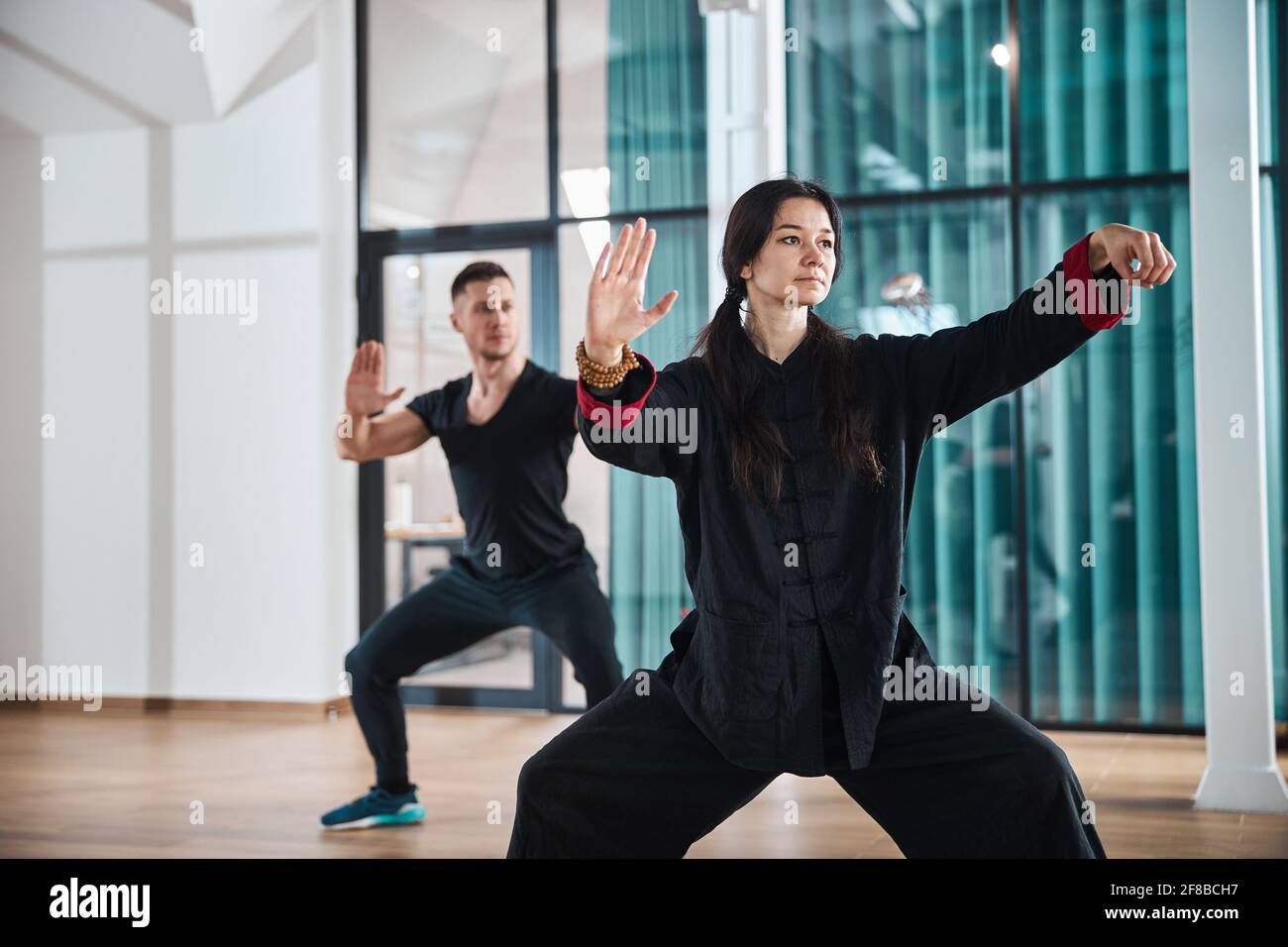 Frau gibt drinnen eine Tai Chi Lektion Stockfoto