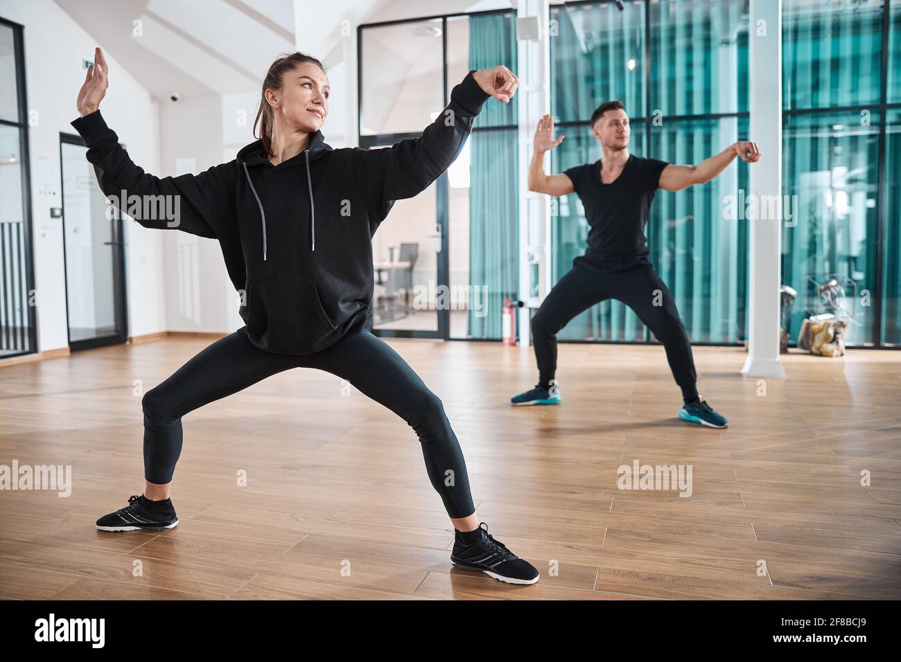 Zwei Athleten trainieren eine einzige Peitsche Pose Stockfoto