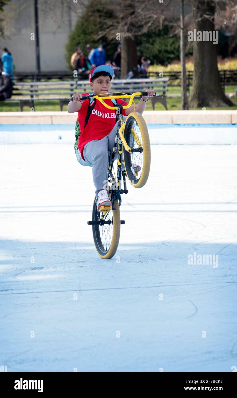 Ein junger Mann fährt mit seinem Fahrrad in der Nähe von Unisphere im  Flushing Meadows Corona Park in Queens, New York City Stockfotografie -  Alamy