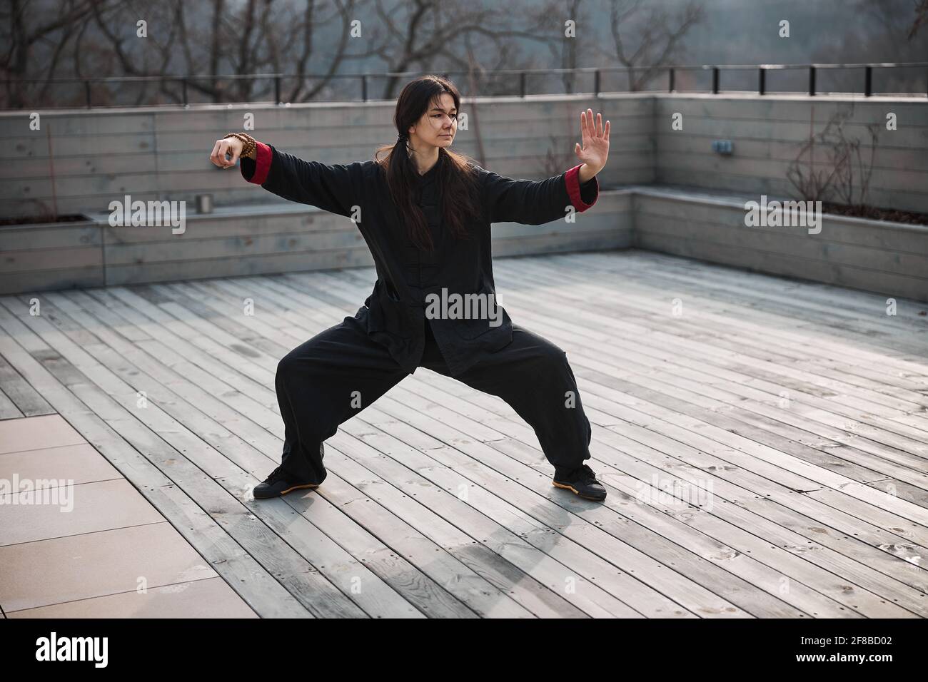 Weibliche taijiquan-Übung hält die geöffnete Hand vor sich Stockfoto