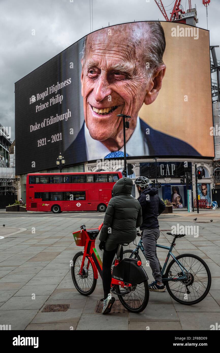 Das weltberühmte Werbeplakat Piccadilly Circus im Zentrum von London zeigte eine Hommage an Prinz Philip, nachdem er am 9. April 2021 im Alter von 99 Jahren starb. Stockfoto