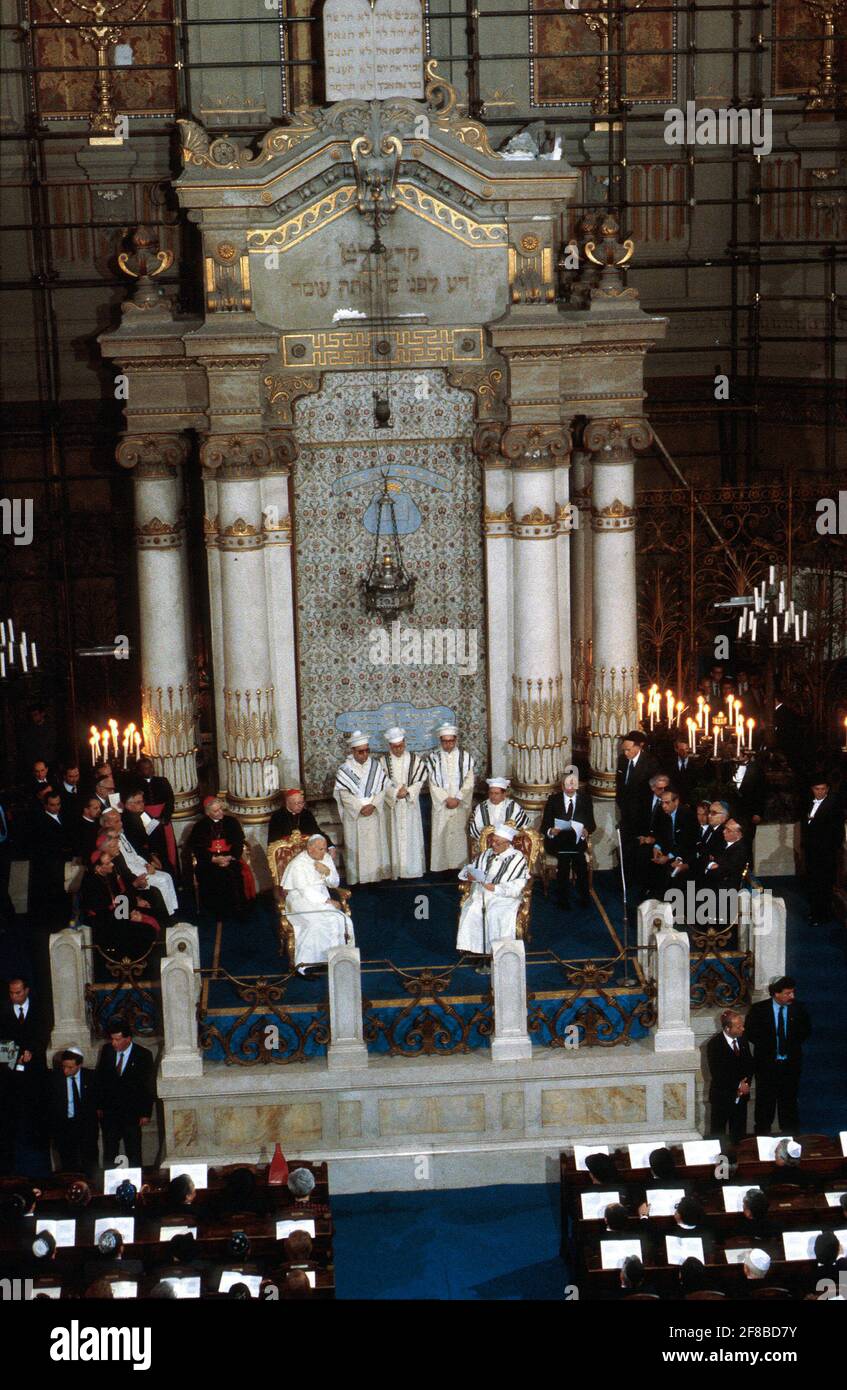 13. April 1986: Papst Johannes Paul II. Wird von dem Großrabbiner Elio TOAFF bei seinem Besuch in der Synagoge von Rom, Italien, begrüßt. Stockfoto