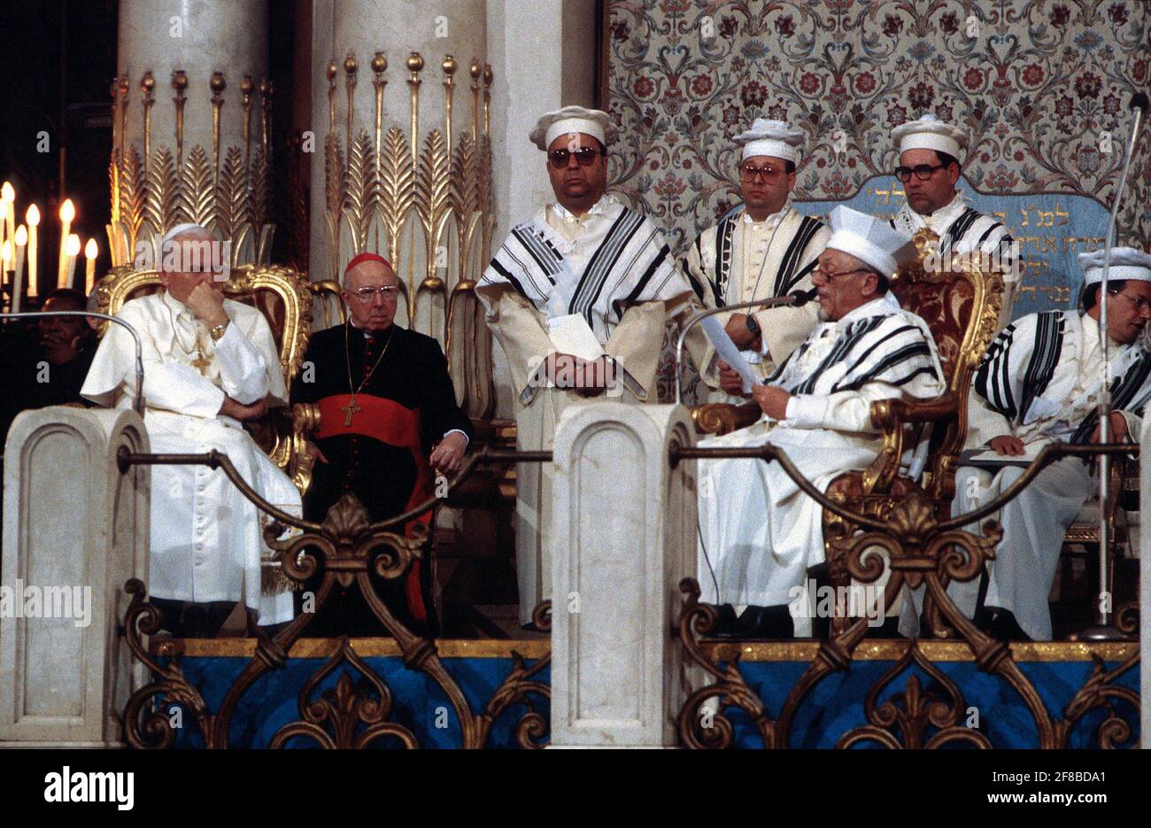 13. April 1986: Papst Johannes Paul II. Wird von dem großen Rabbiner Elio TOAFF bei seinem Besuch in der Synagoge von Rom, Italien, begrüßt. Stockfoto