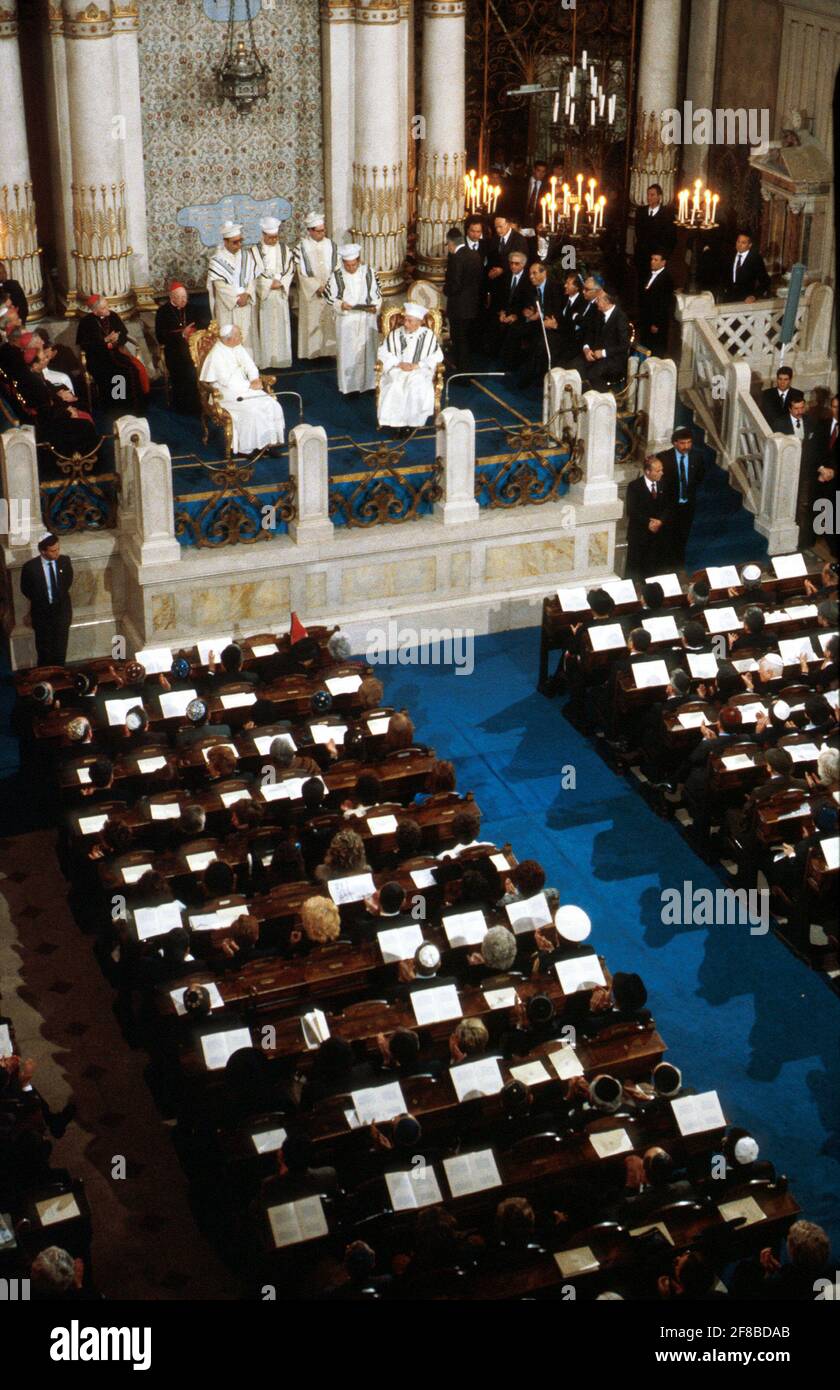 13. April 1986: Papst Johannes Paul II. Wird von dem Großrabbiner Elio TOAFF bei seinem Besuch in der Synagoge von Rom, Italien, begrüßt. Stockfoto