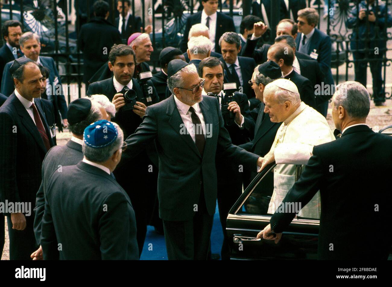 13. April 1986: Johannes Paul II. Wird bei seinem Besuch in der Synagoge von Rom, Italien, begrüßt. Stockfoto