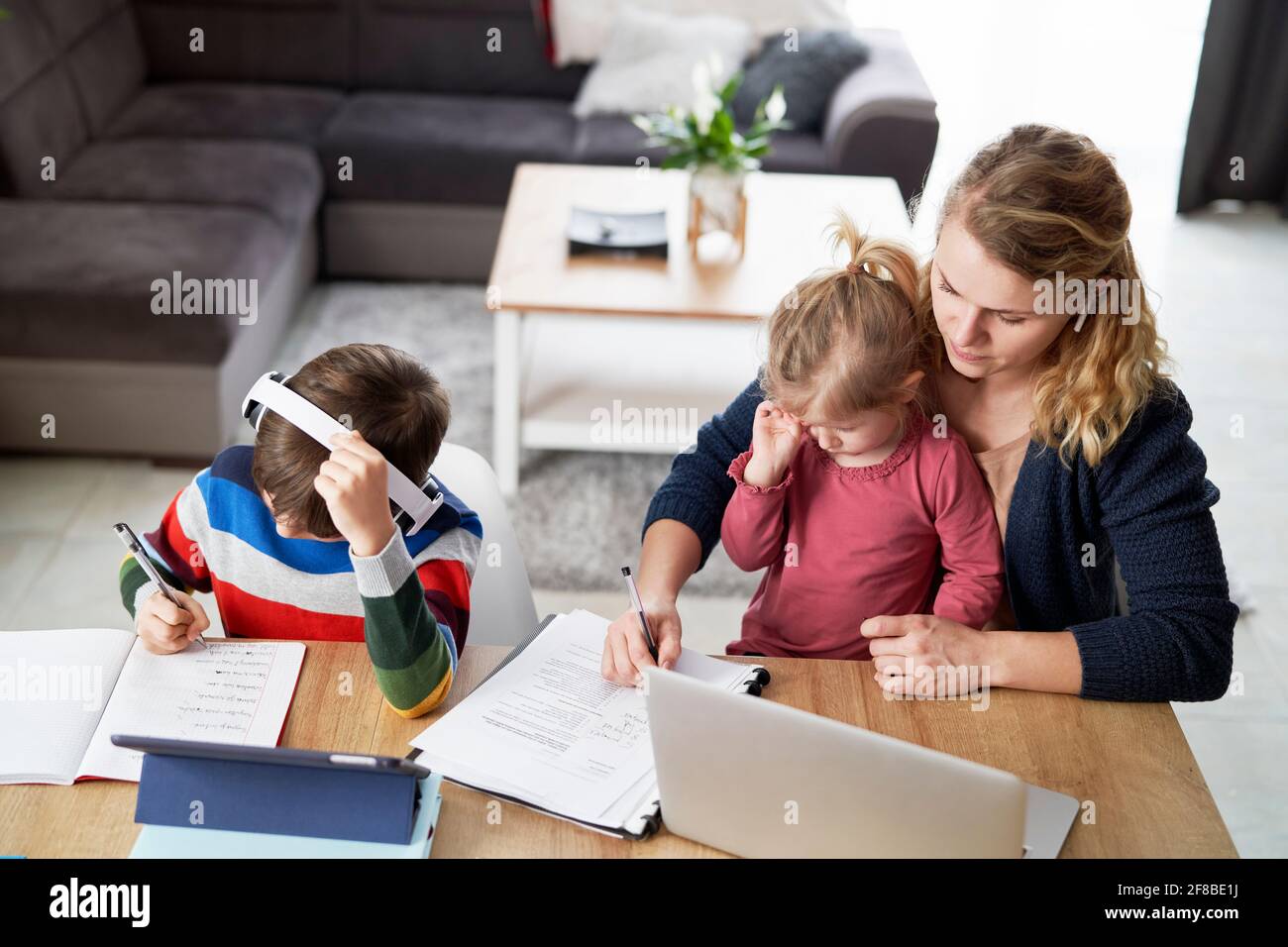 Draufsicht der Mutter im Heimbüro mit Kindern Stockfoto