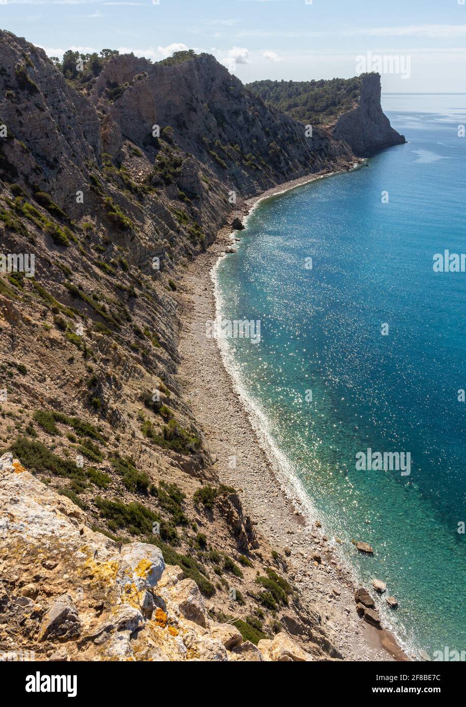 Kristallklares Wasser von der Spitze des Cap des Falcó. Eivissa. Balearen. Spanien. Stockfoto