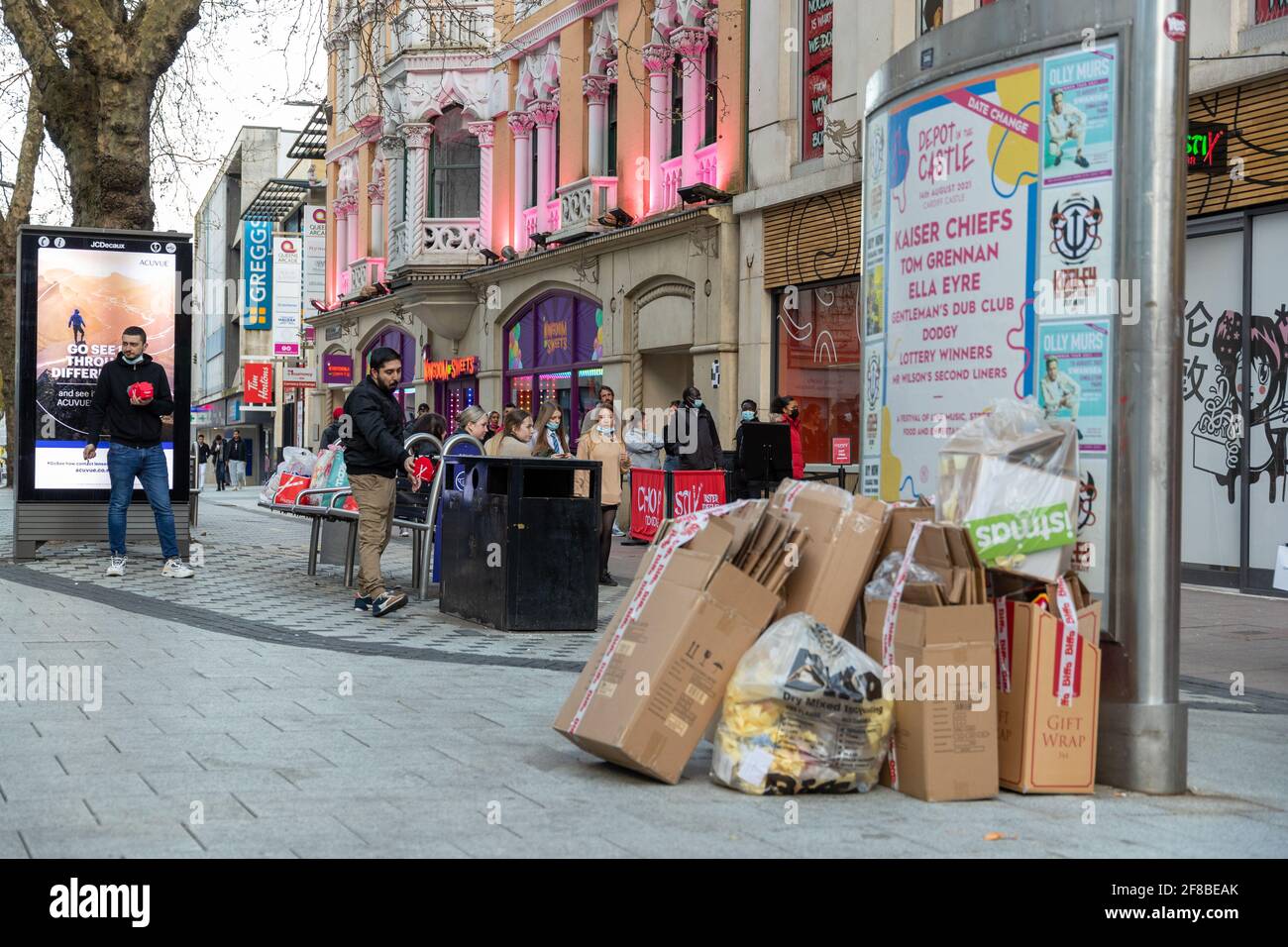 Cardiff, Wales, Großbritannien - 12. April 2021: Allgemeiner Blick auf die Queen Street, während die Käufer heute Abend im Stadtzentrum von Cardiff absteigen. Stockfoto