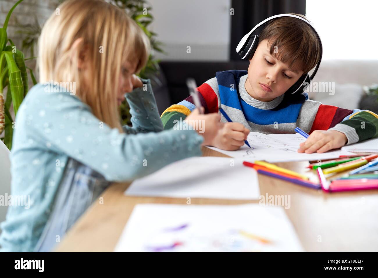 Bruder und Schwester Hausaufgaben zusammen Stockfoto
