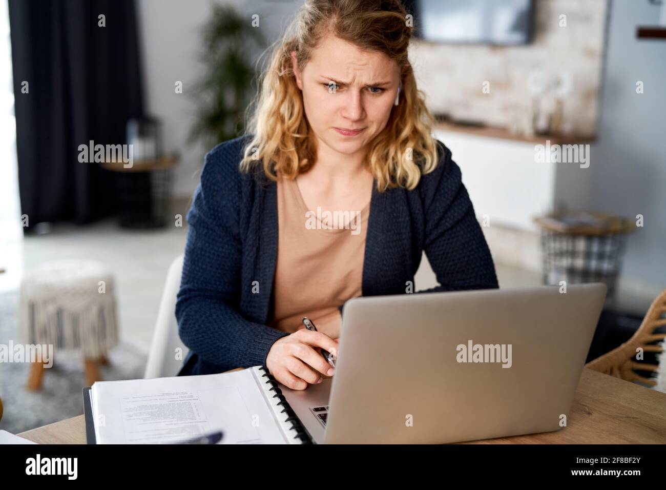 Frustrierte Frau, die während der Sperre arbeitet Stockfoto