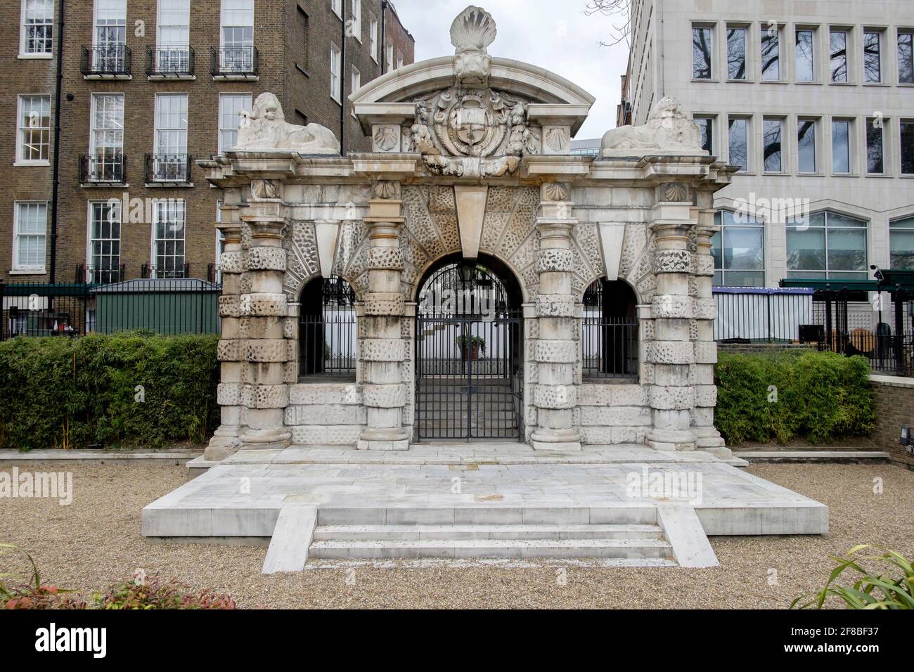 Das York House watergate, erbaut 1626, markiert die Position des Nordufers der Themse vor dem Bau des Victoria Damms im Jahr 1862. Stockfoto