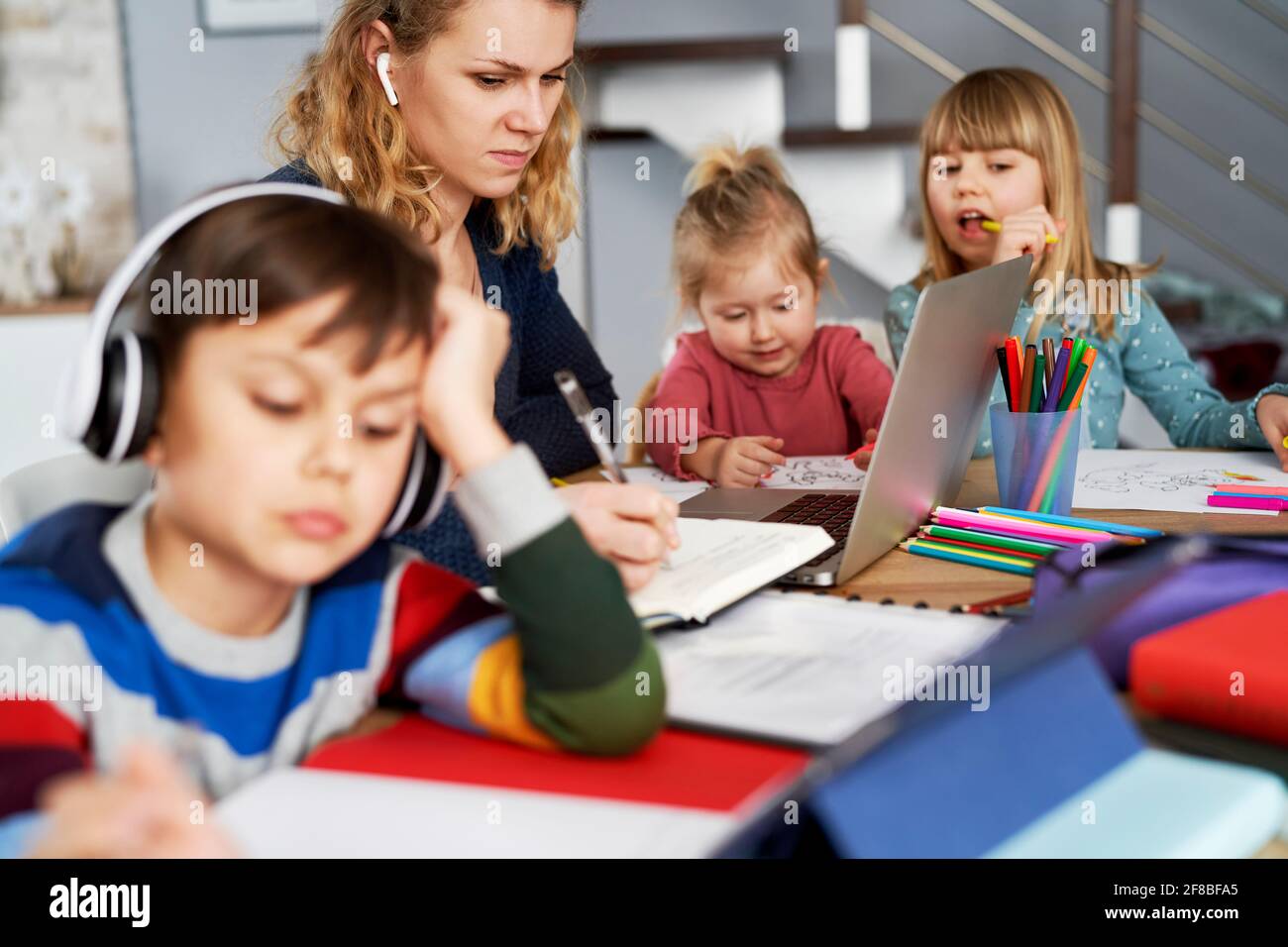 Frustrierte Mutter während des Heimbüros mit Kindern zu Hause Stockfoto