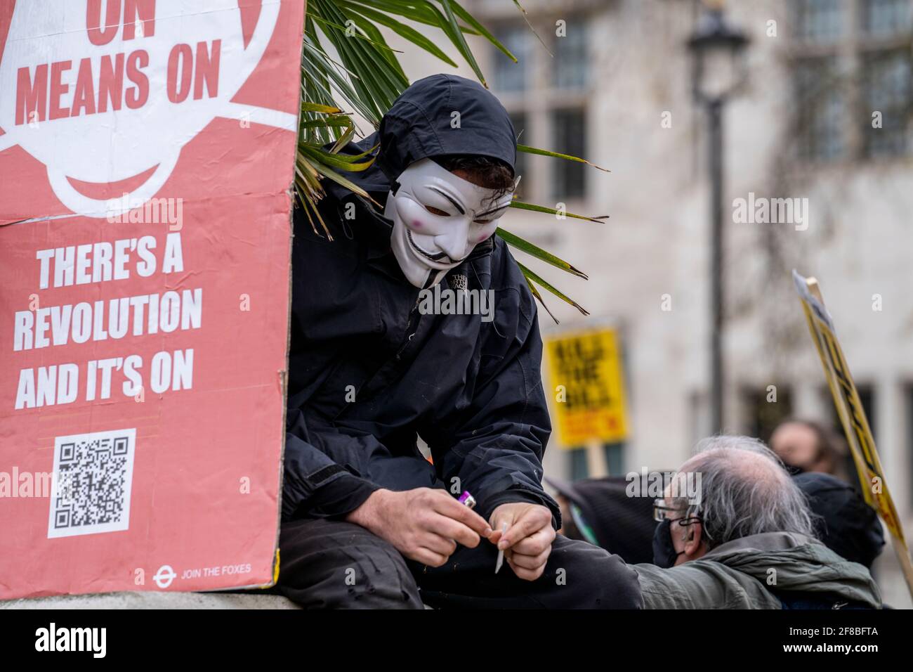 LONDON, Großbritannien - 03. April 2021: Mann trägt eine Maske „Anonymous V for Vendetta“ während des Protestes zum „Kill the Bill“ auf dem Parliament Square. Stockfoto